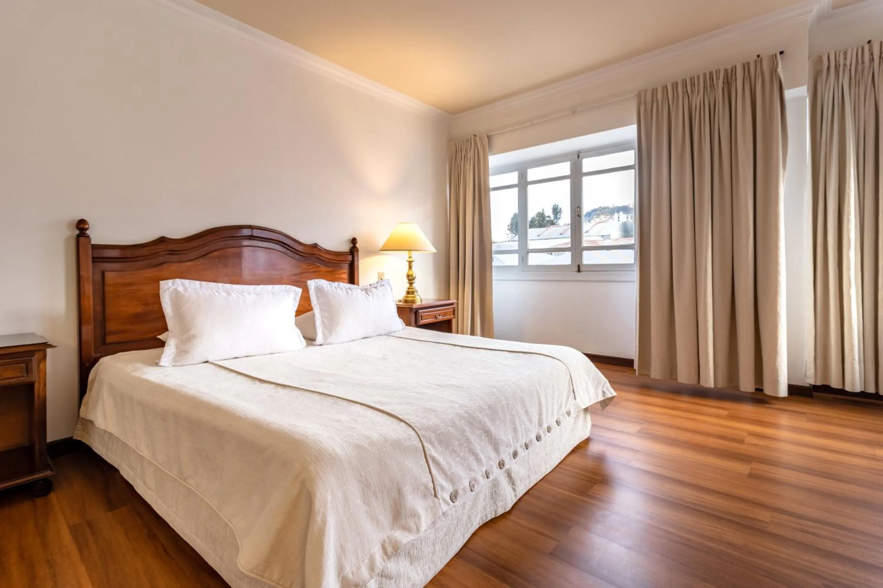 Photo of the whole room, Bed in El Rey Palace Hotel