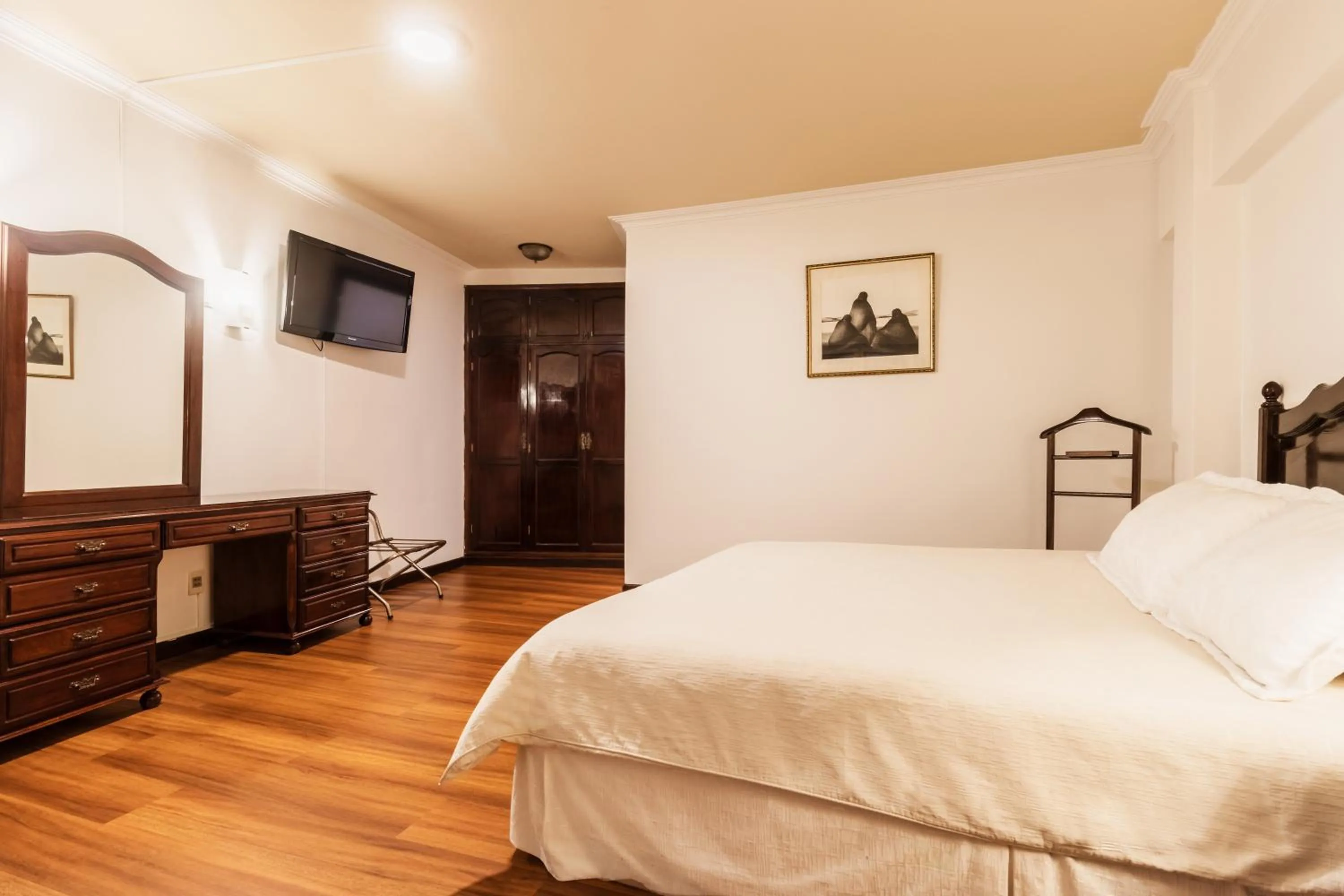 Bedroom, Bed in El Rey Palace Hotel
