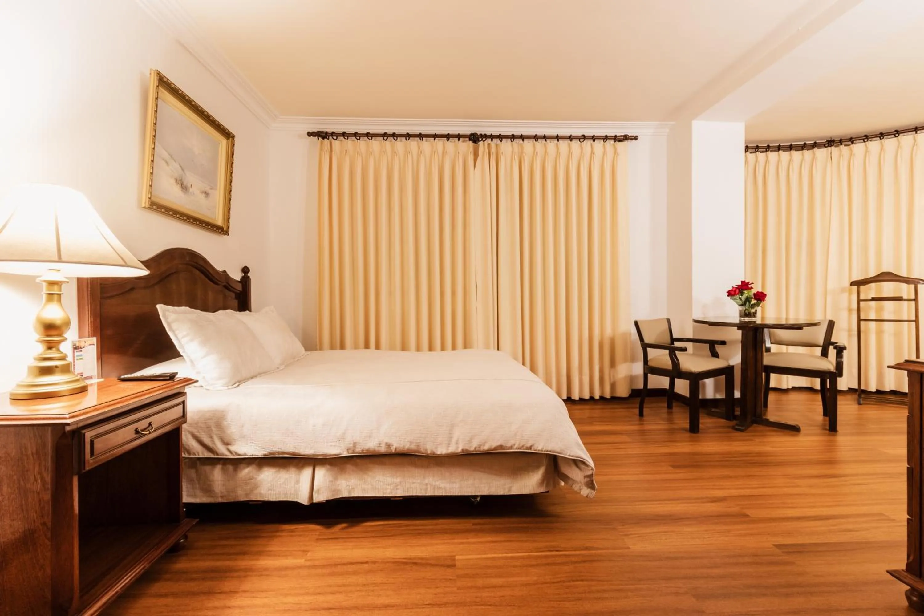 Photo of the whole room, Bed in El Rey Palace Hotel