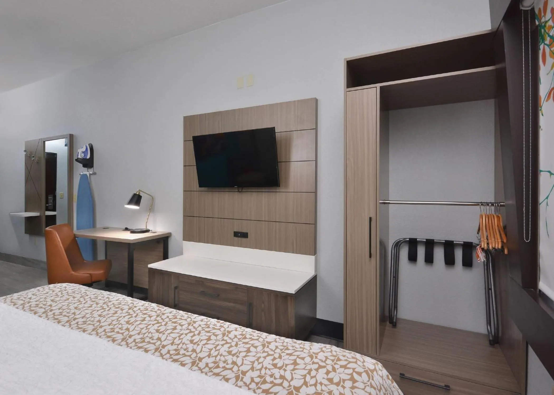 Bedroom, Bed in Brookstone Lodge near Biltmore Village, an Ascend Collection Hotel