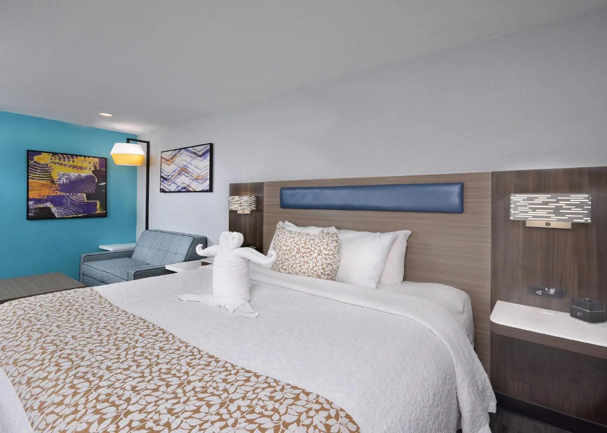 Bedroom, Bed in Brookstone Lodge near Biltmore Village, an Ascend Collection Hotel