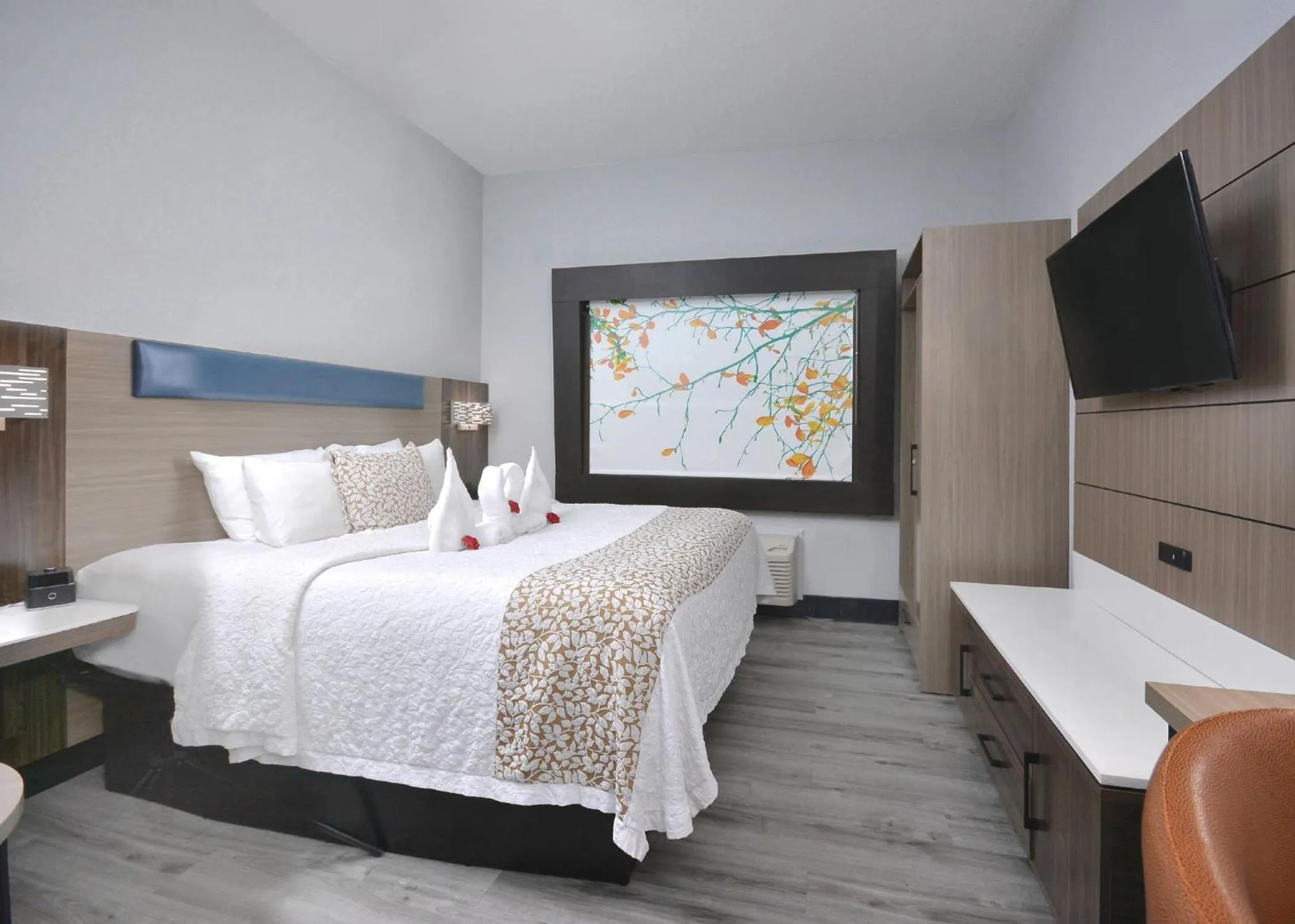 Bedroom, Bed in Brookstone Lodge near Biltmore Village, an Ascend Collection Hotel