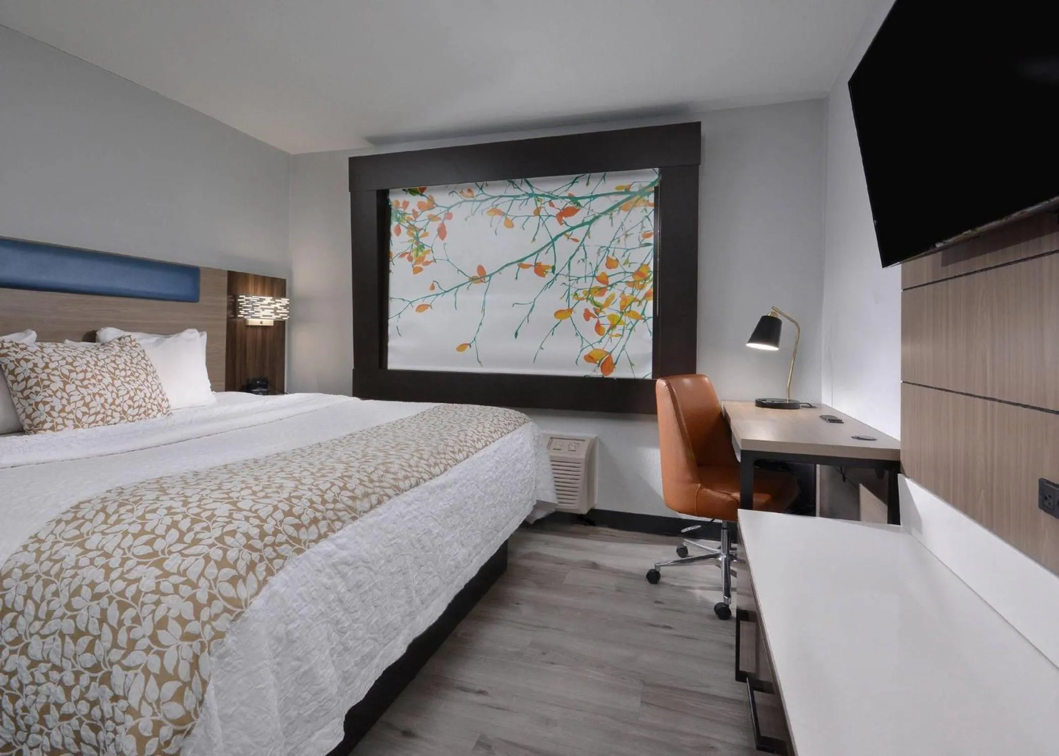 Bedroom, Bed in Brookstone Lodge near Biltmore Village, an Ascend Collection Hotel