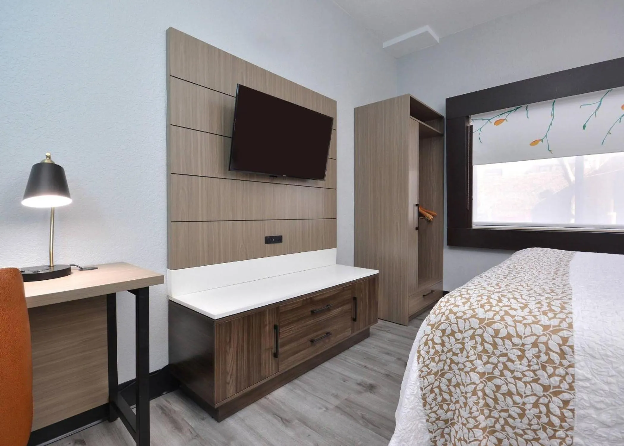 Bedroom, Bed in Brookstone Lodge near Biltmore Village, an Ascend Collection Hotel