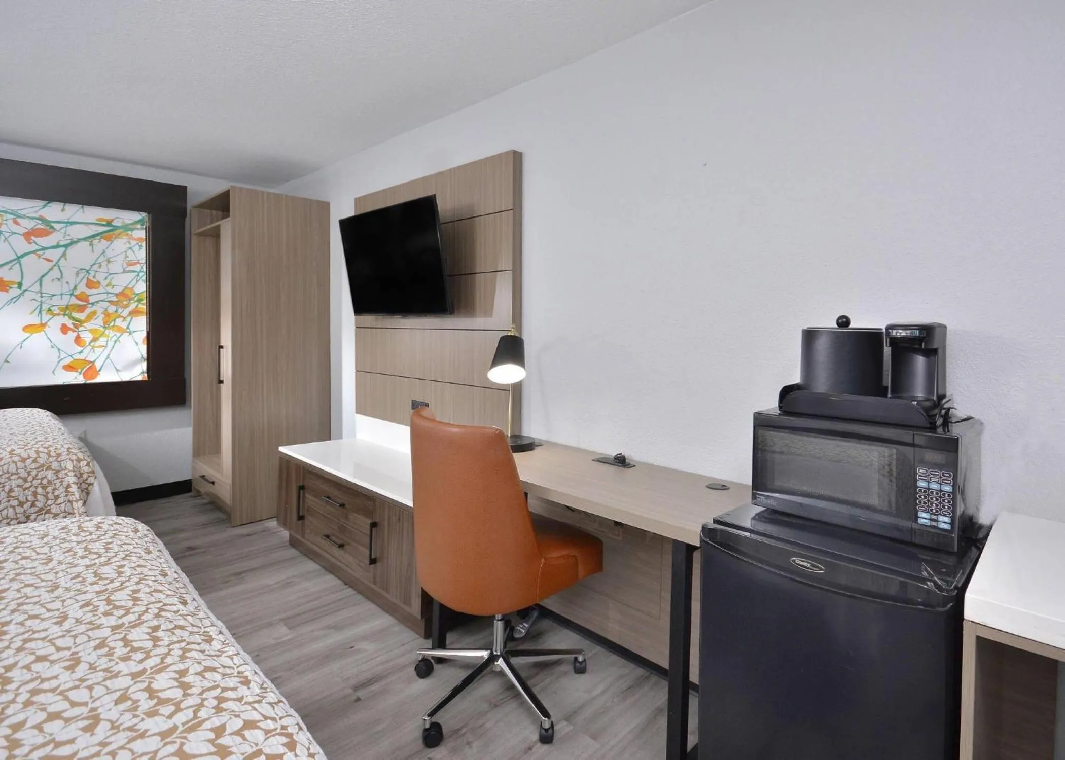 Bedroom, Bed in Brookstone Lodge near Biltmore Village, an Ascend Collection Hotel