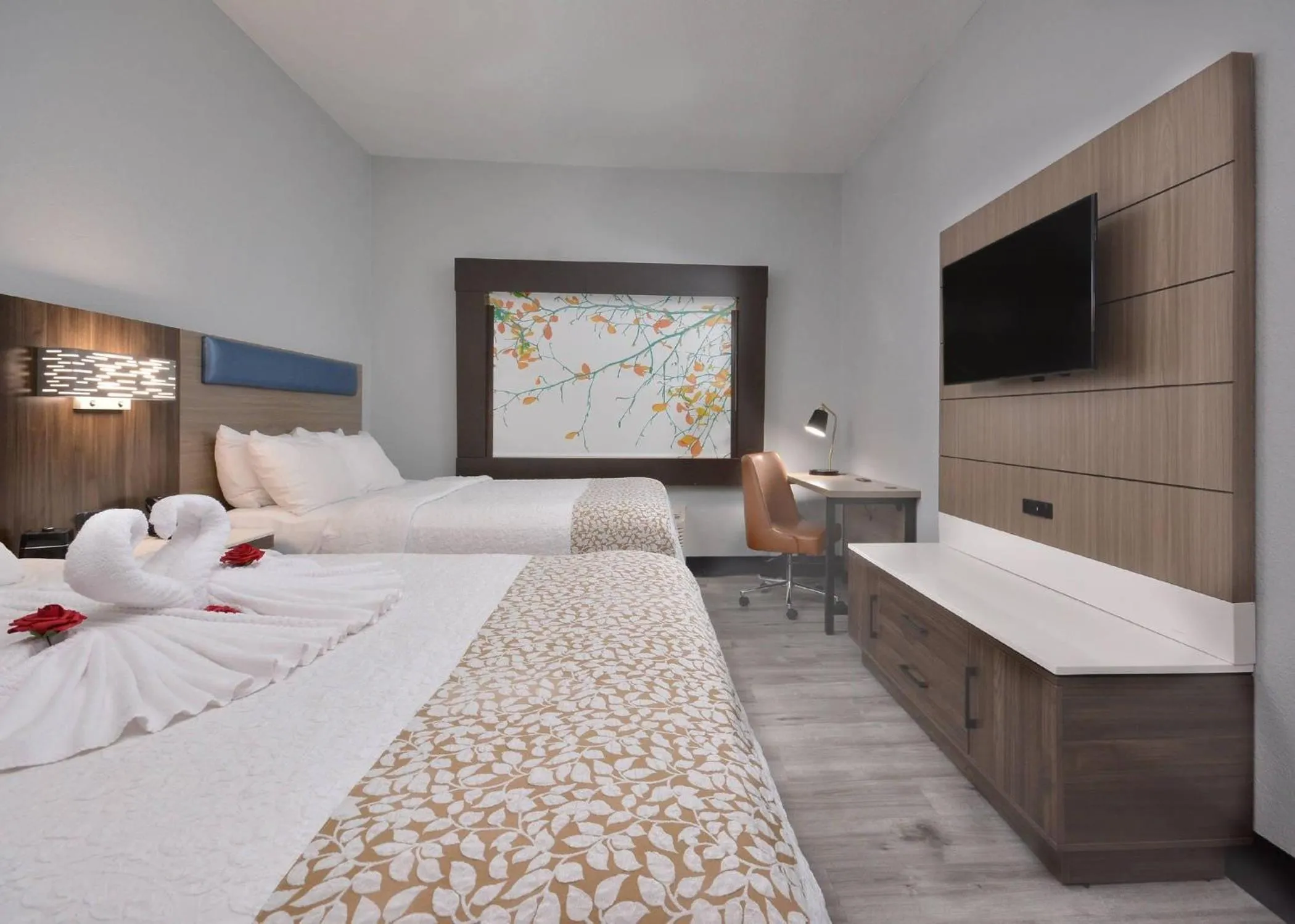 Bedroom, Bed in Brookstone Lodge near Biltmore Village, an Ascend Collection Hotel