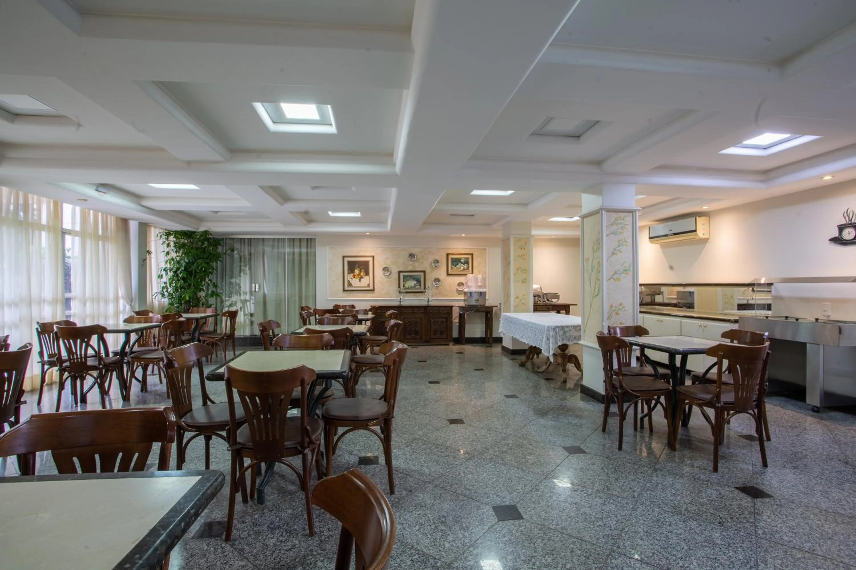 Restaurant/places to eat in Hotel Apollo
