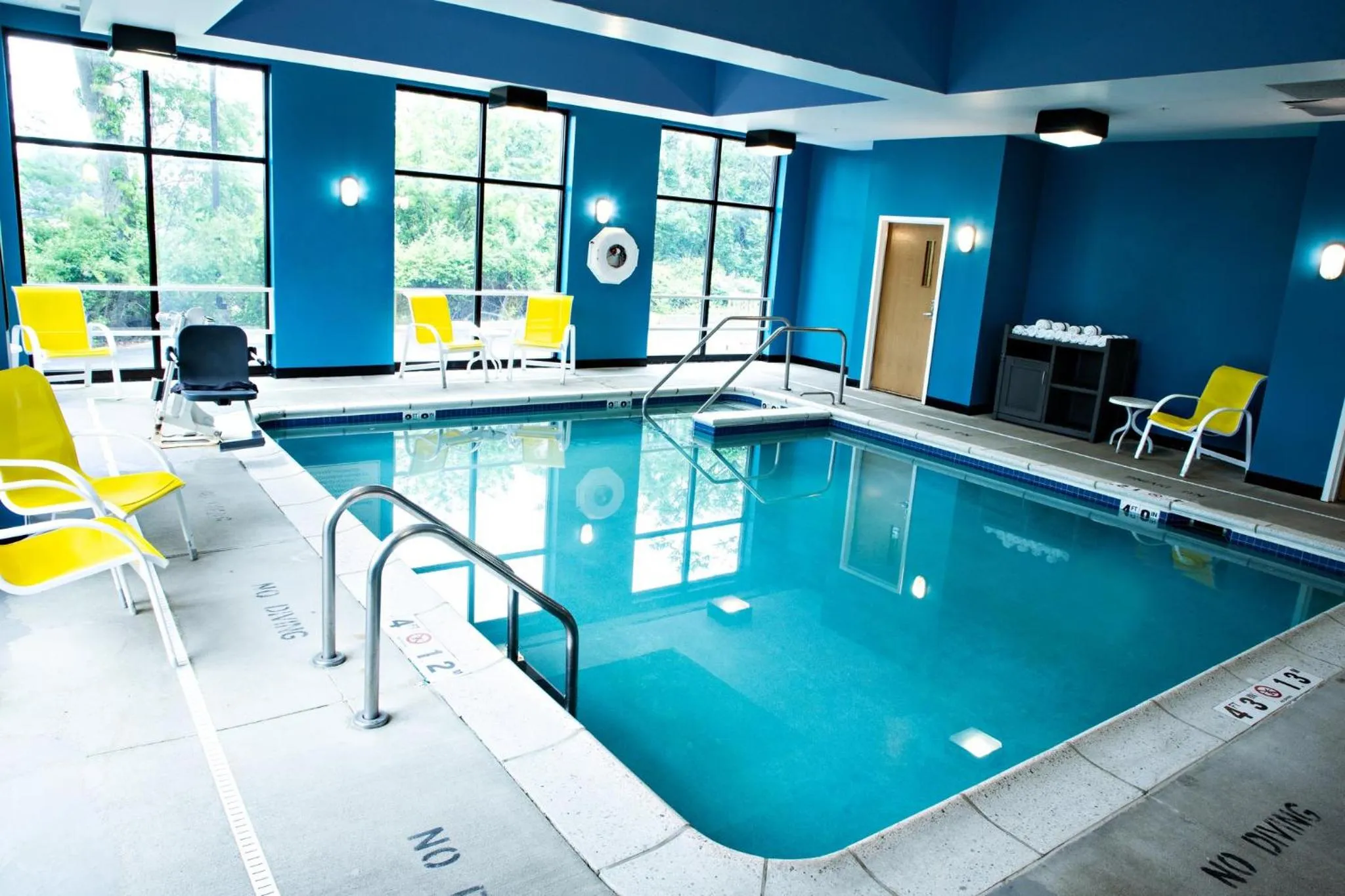 Swimming pool in Holiday Inn Express & Suites Harrisburg West