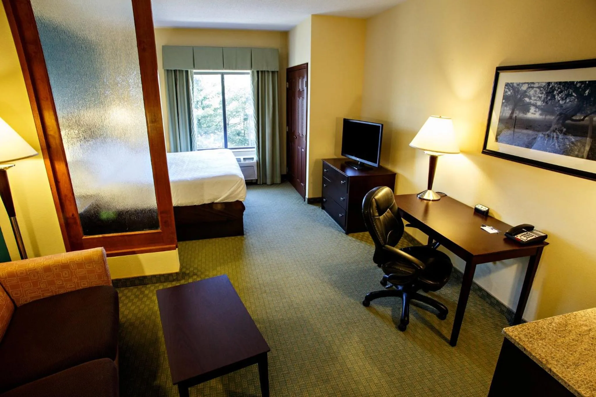 Photo of the whole room, Bed in Holiday Inn Express & Suites Harrisburg West