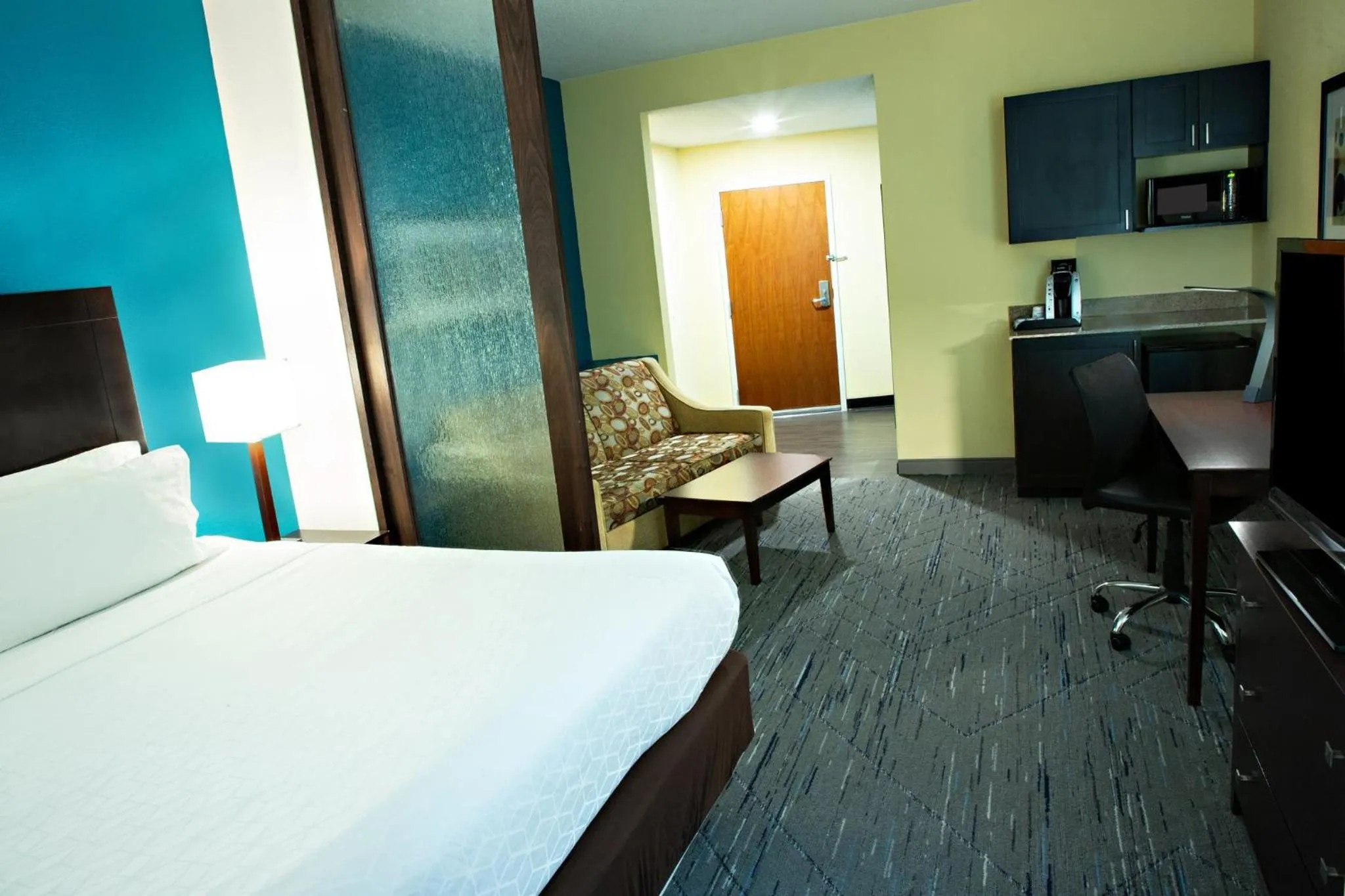 Photo of the whole room, Bed in Holiday Inn Express & Suites Harrisburg West