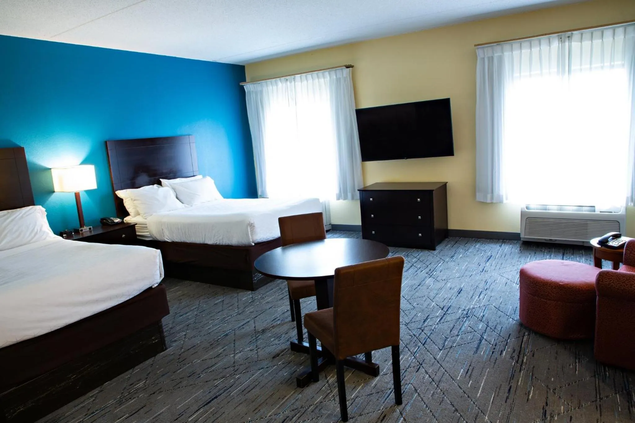 Photo of the whole room, Bed in Holiday Inn Express & Suites Harrisburg West