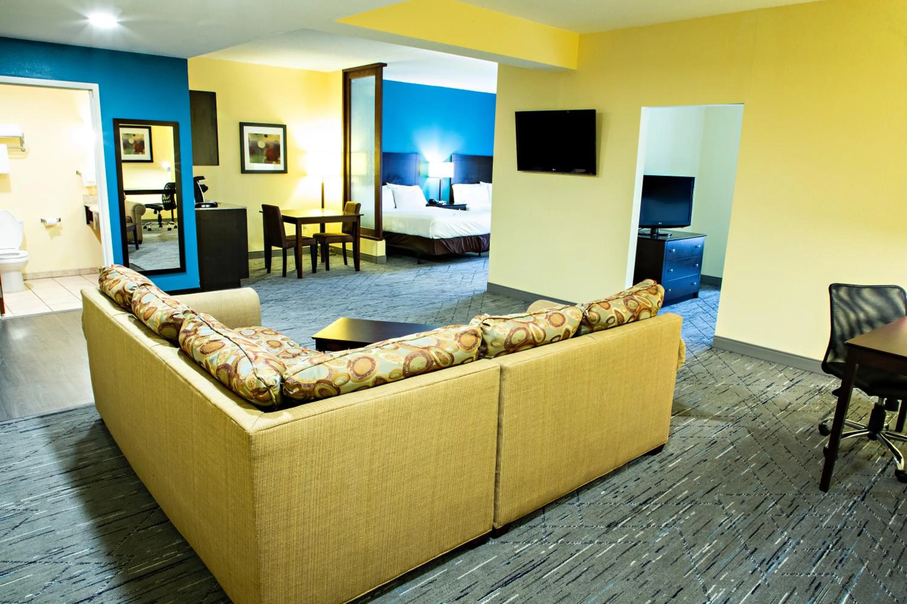 TV and multimedia, Bed in Holiday Inn Express & Suites Harrisburg West
