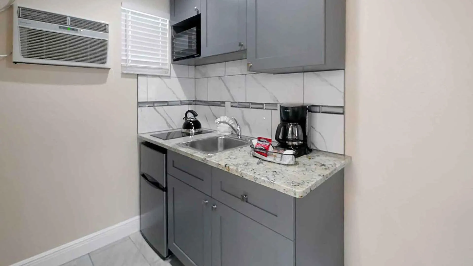 Carlton House Motel and Suites