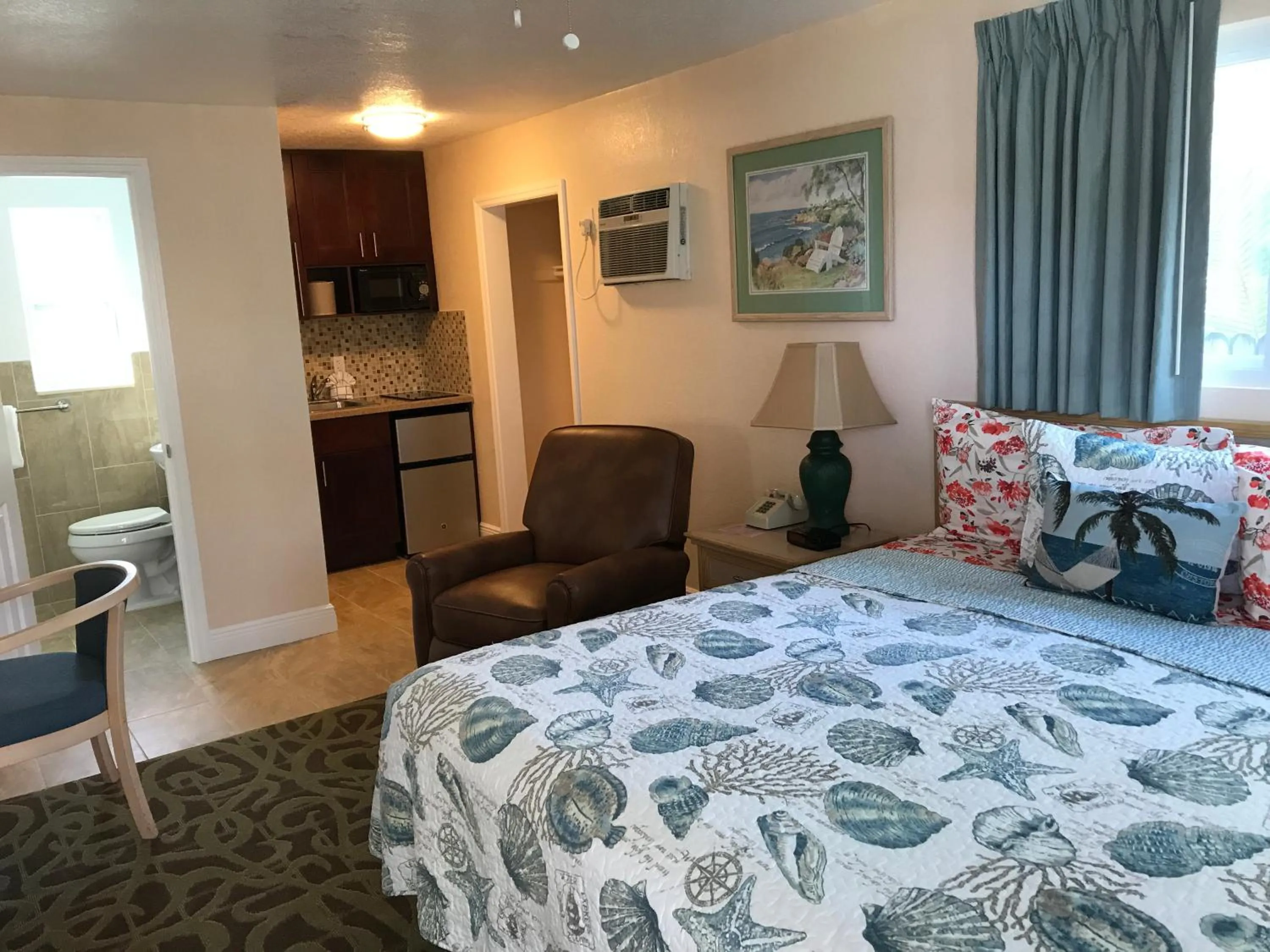 Bed in Carlton House Motel and Suites