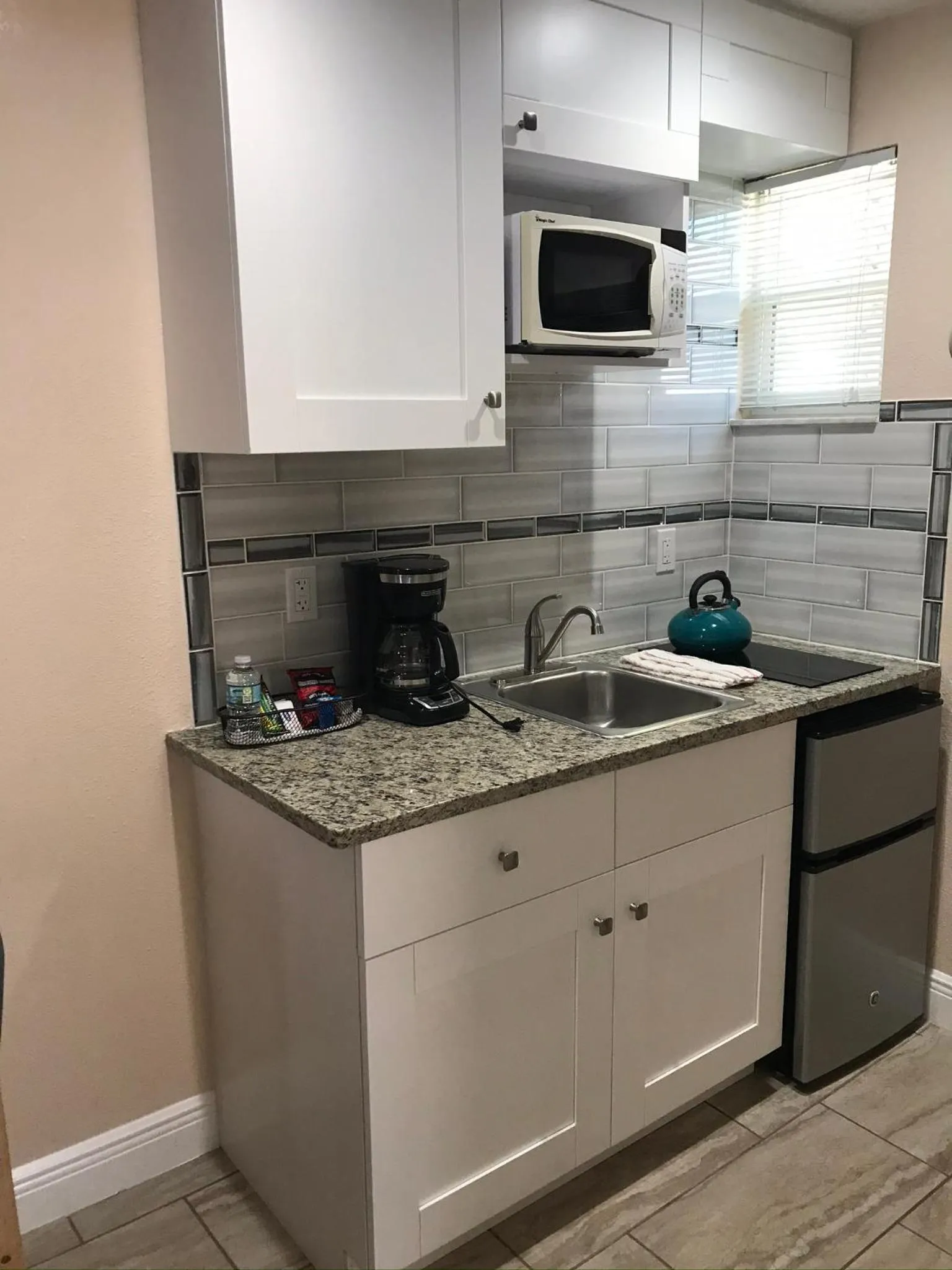 Carlton House Motel and Suites