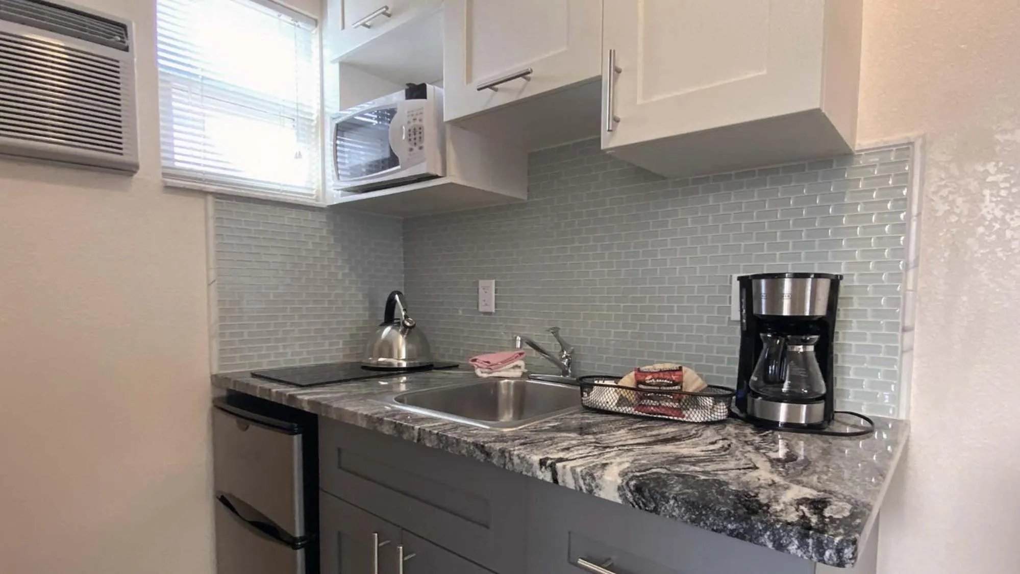 Carlton House Motel and Suites