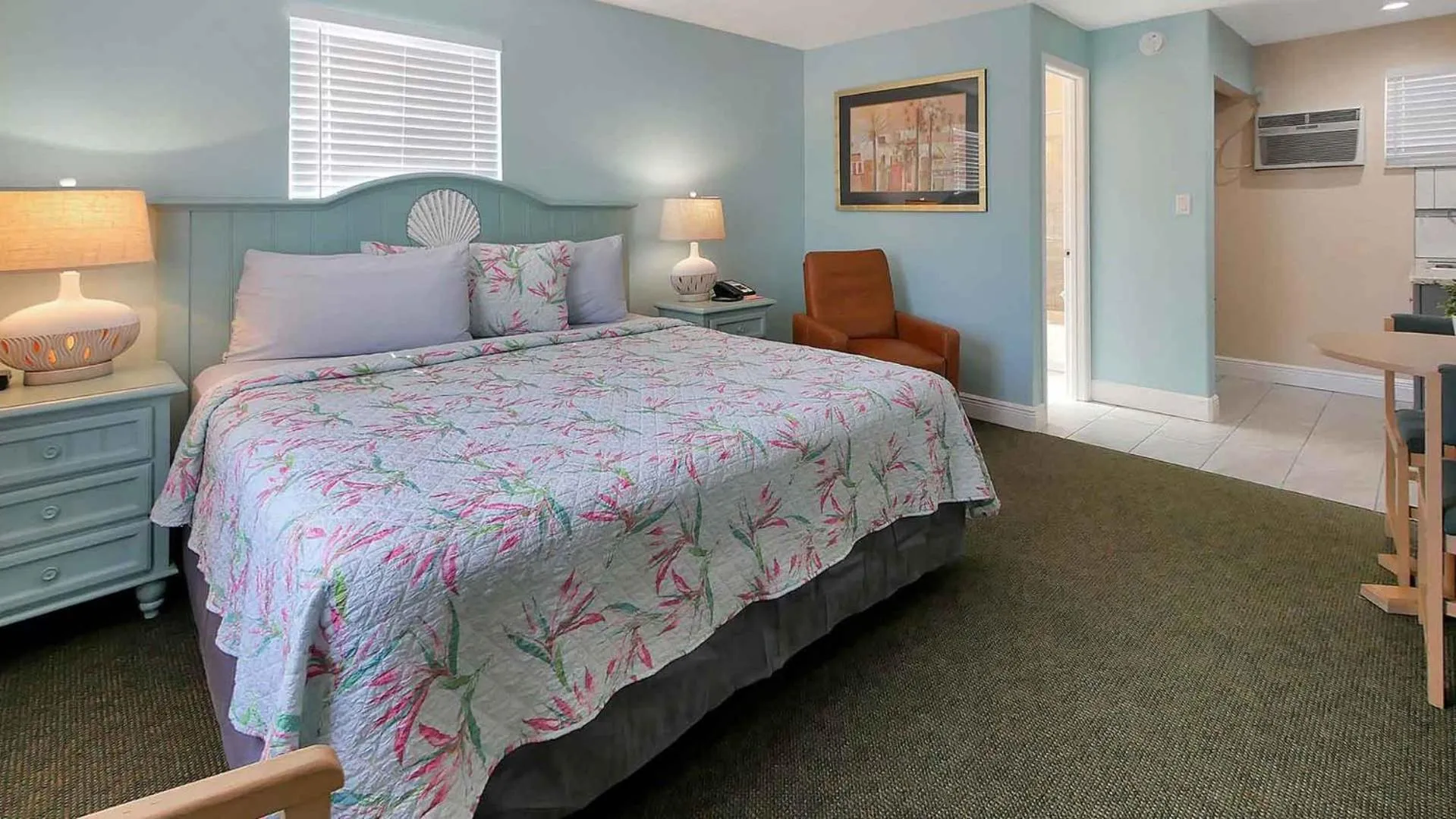 Bed in Carlton House Motel and Suites