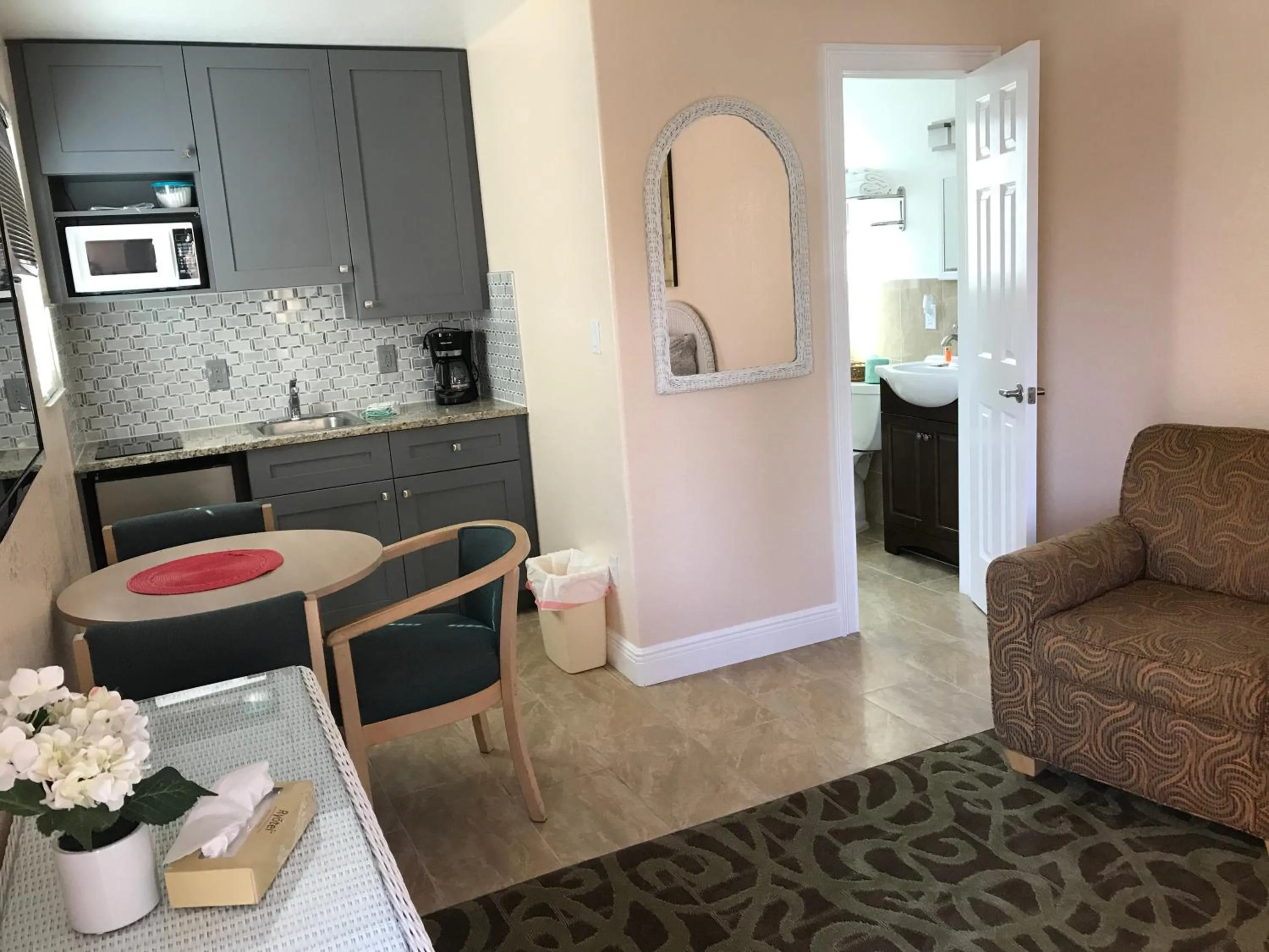 Kitchen or kitchenette in Carlton House Motel and Suites