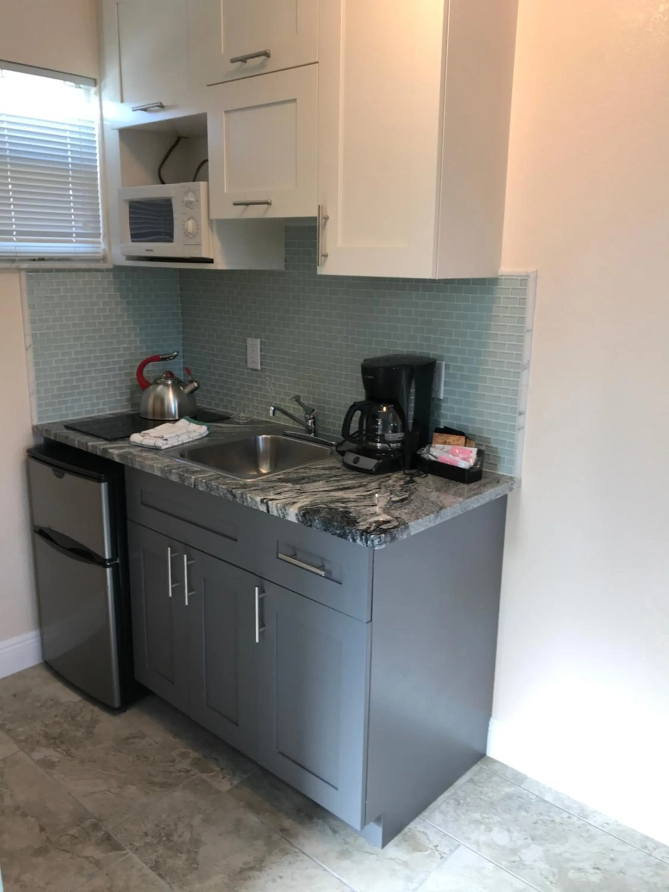 Kitchen or kitchenette in Carlton House Motel and Suites