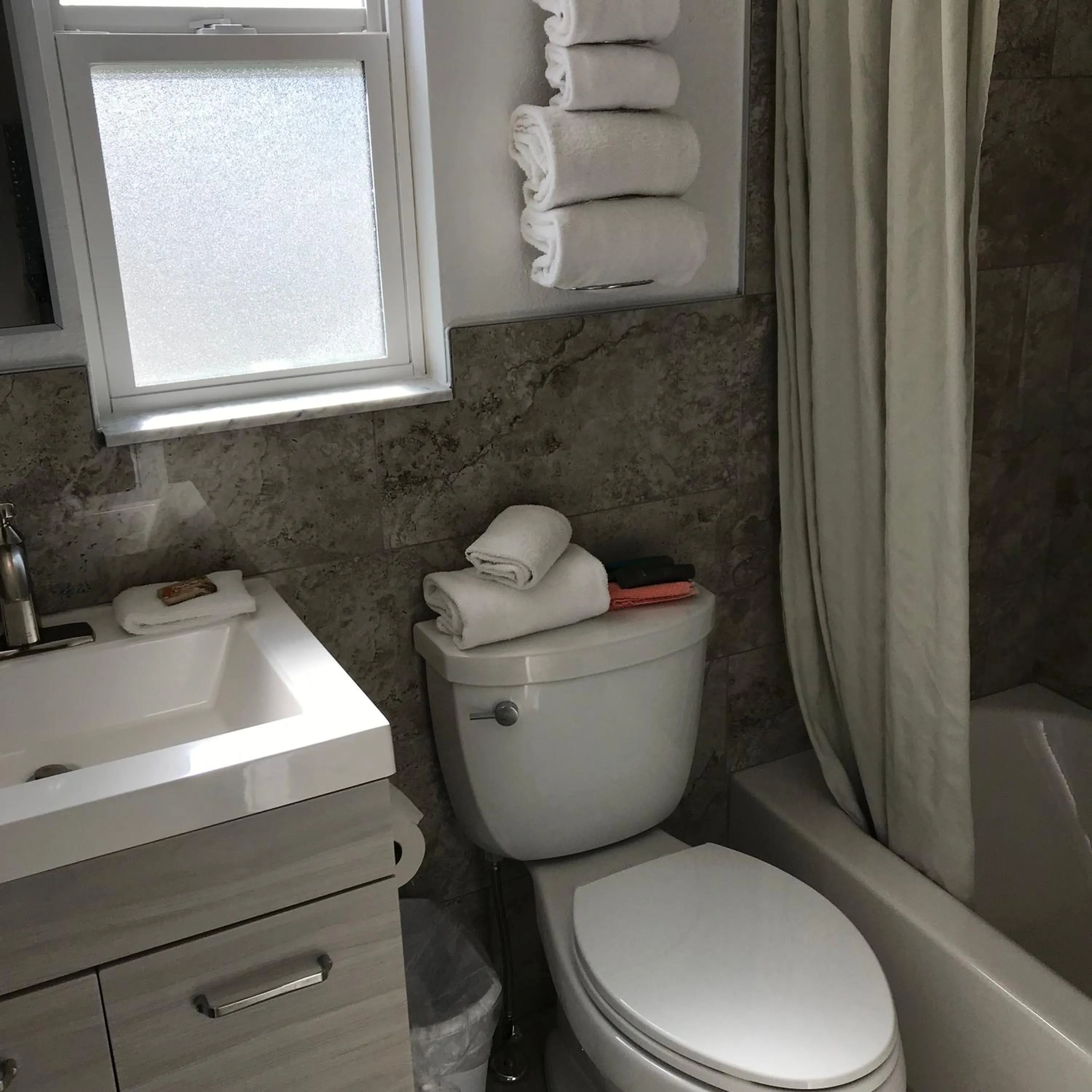 Bathroom in Carlton House Motel and Suites