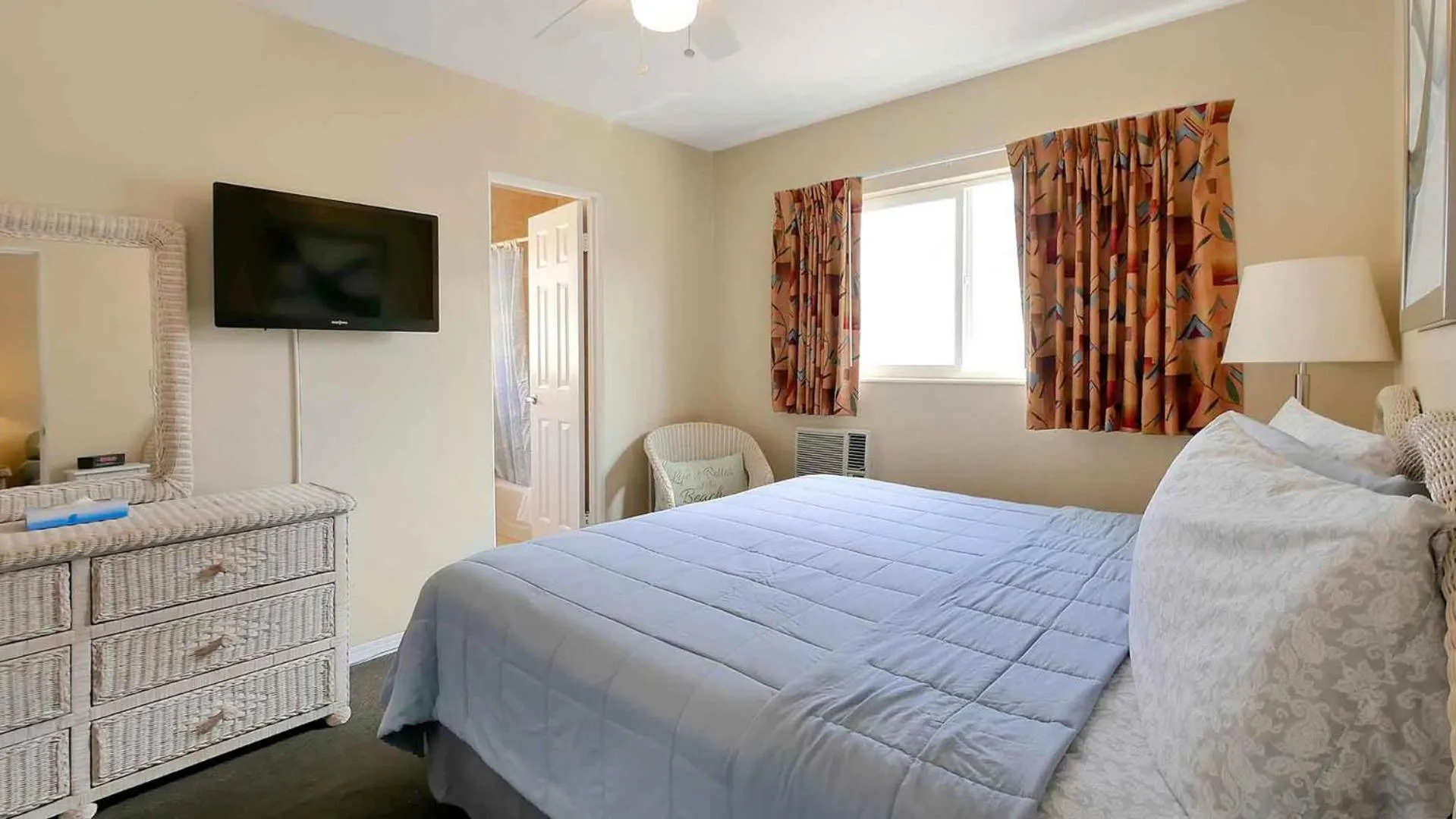 Bed in Carlton House Motel and Suites