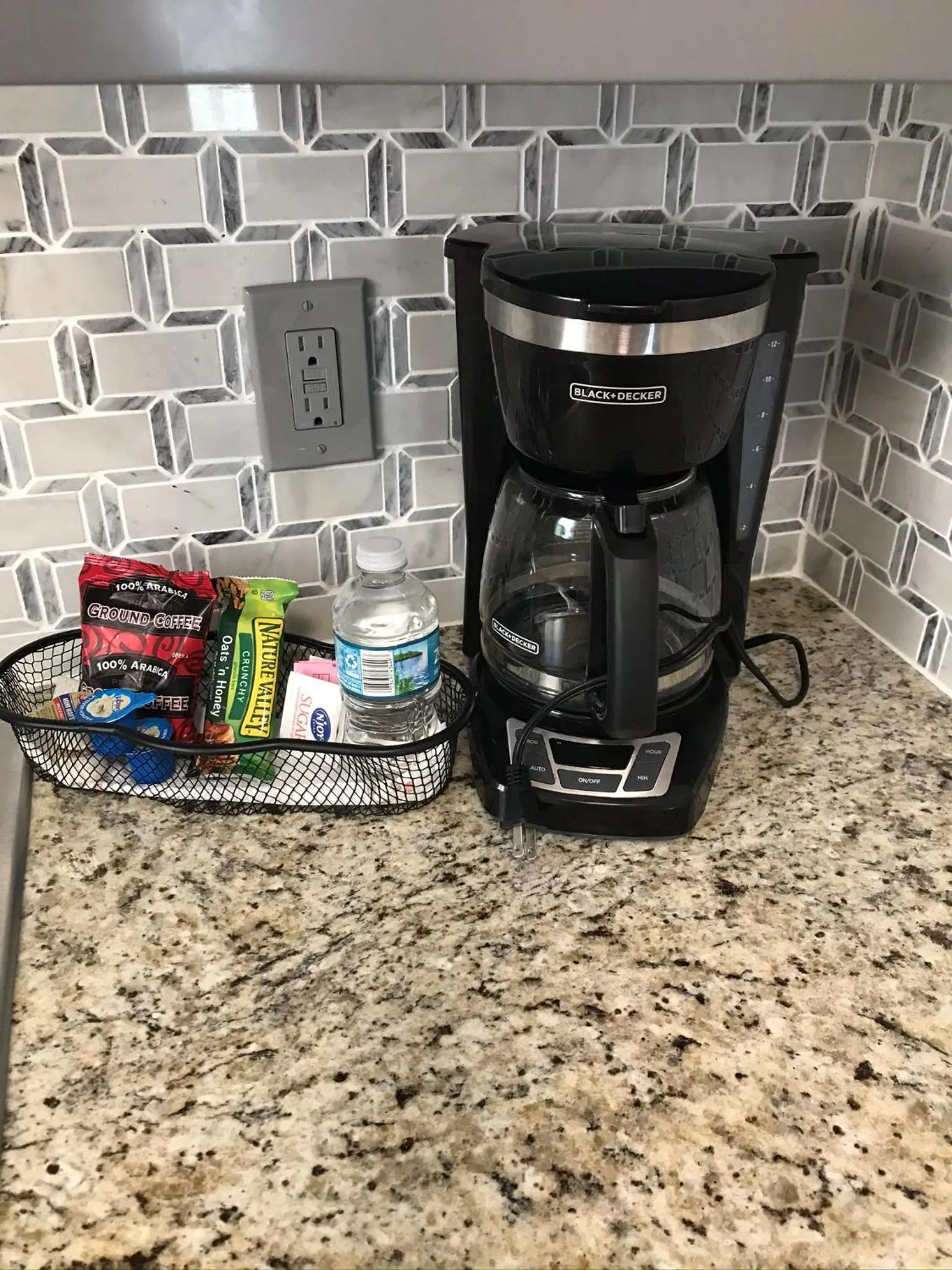 Coffee/tea facilities in Carlton House Motel and Suites