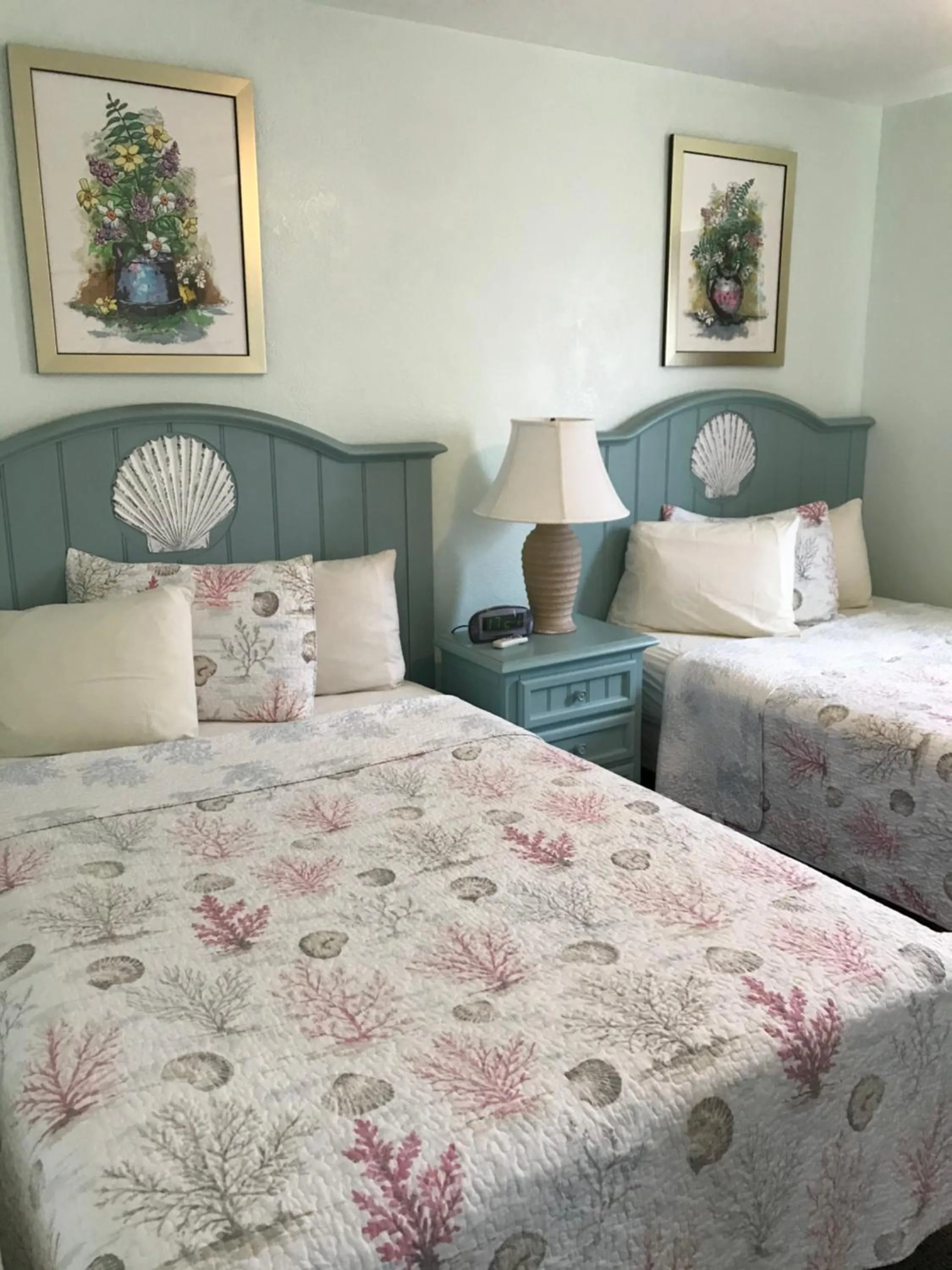 Bed in Carlton House Motel and Suites