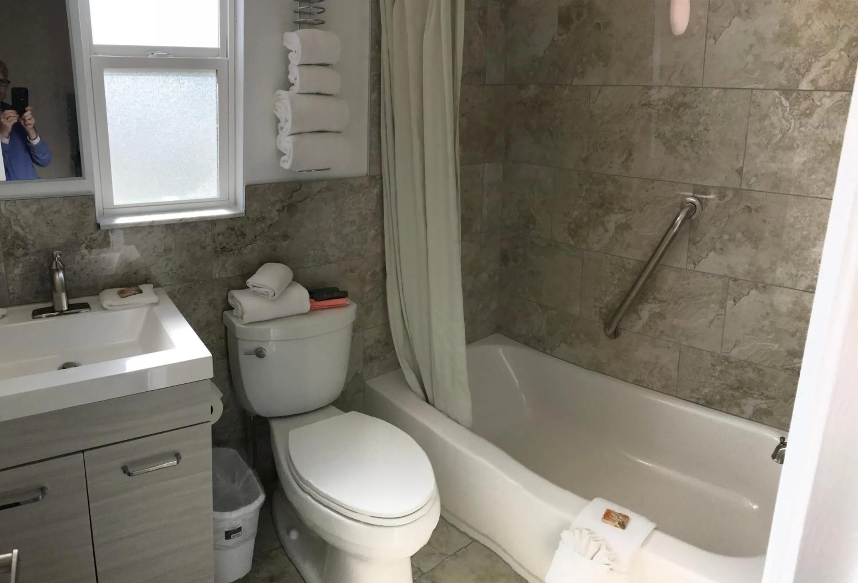 Carlton House Motel and Suites