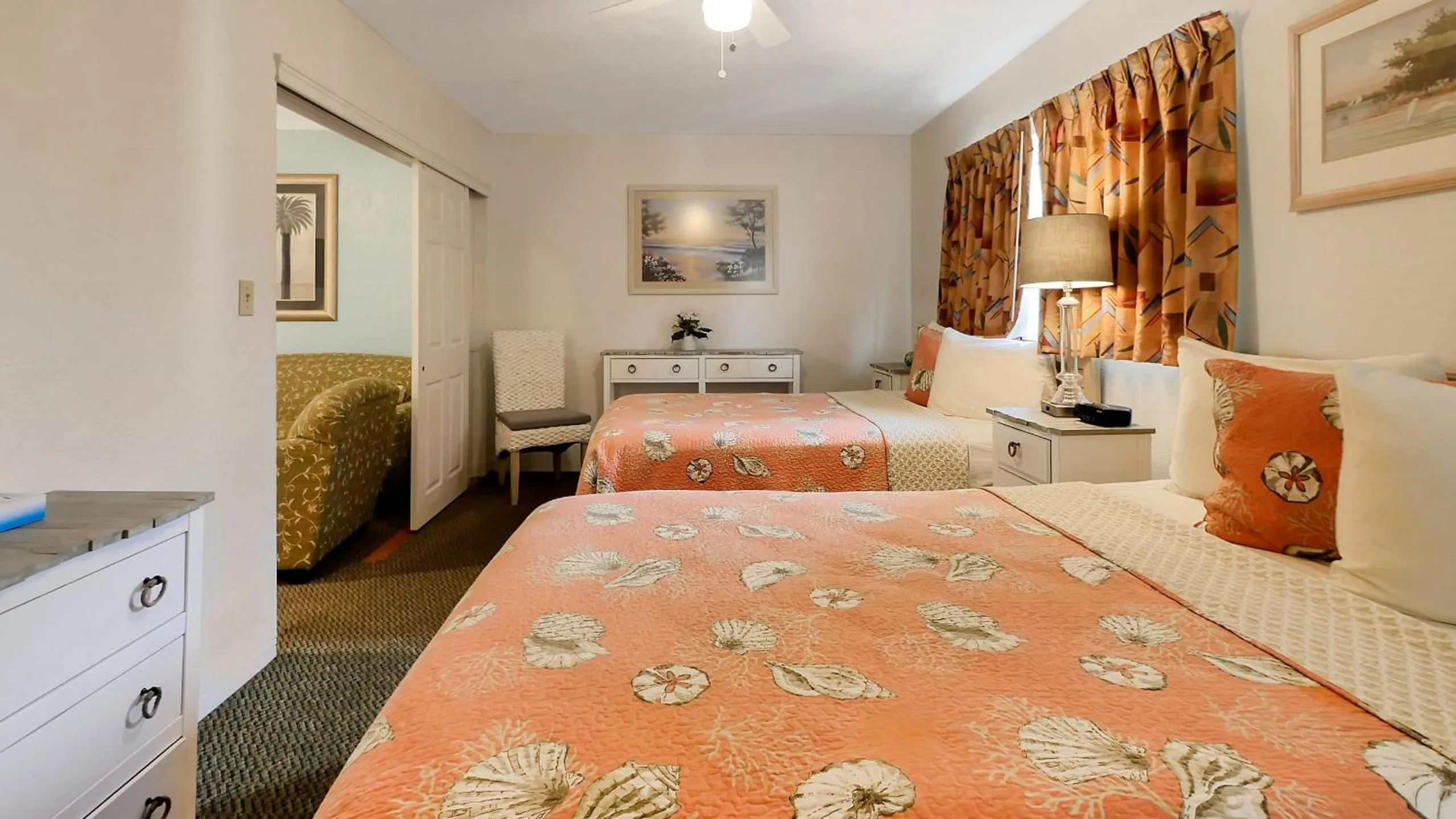 Bed in Carlton House Motel and Suites