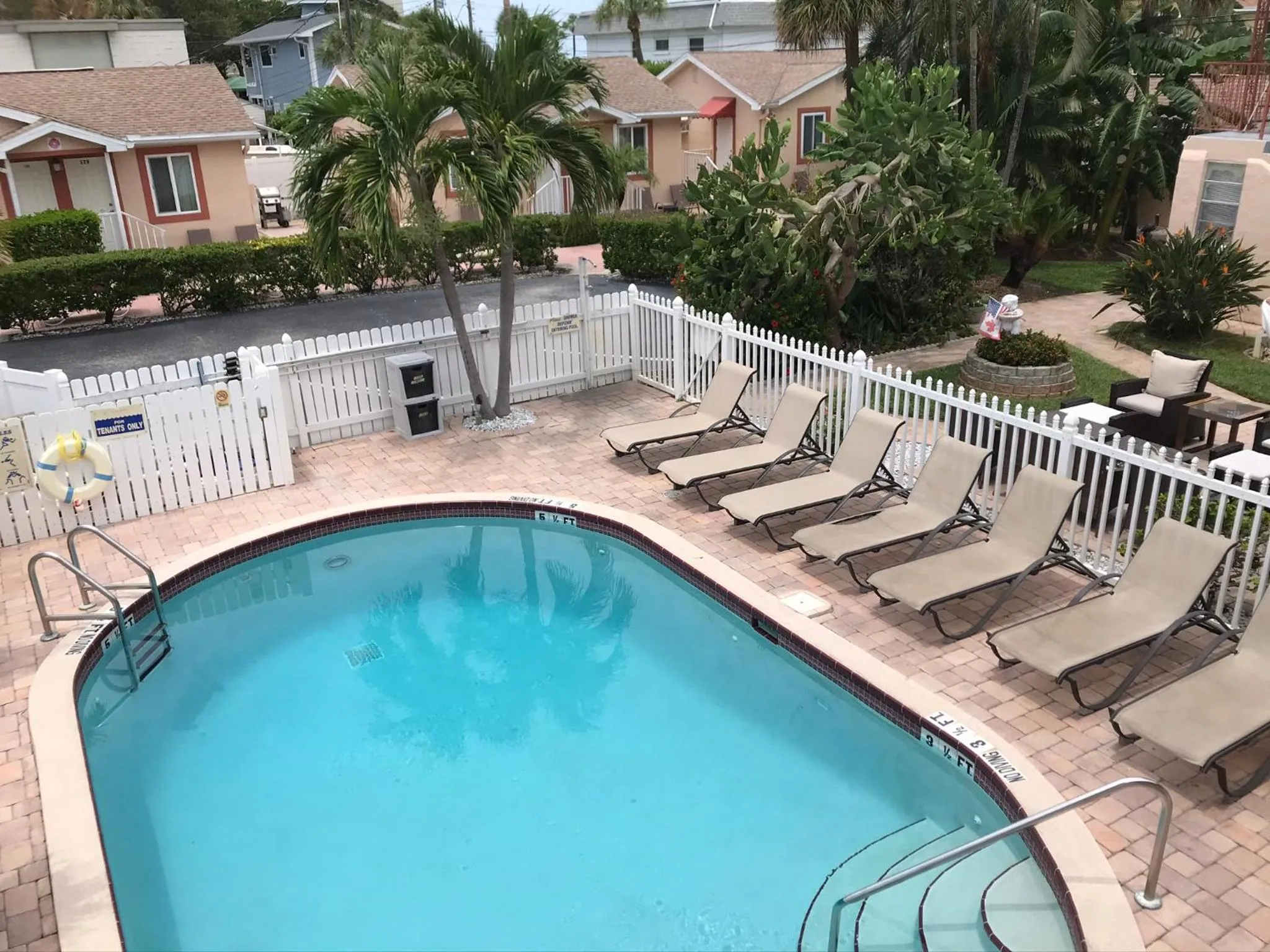 Carlton House Motel and Suites