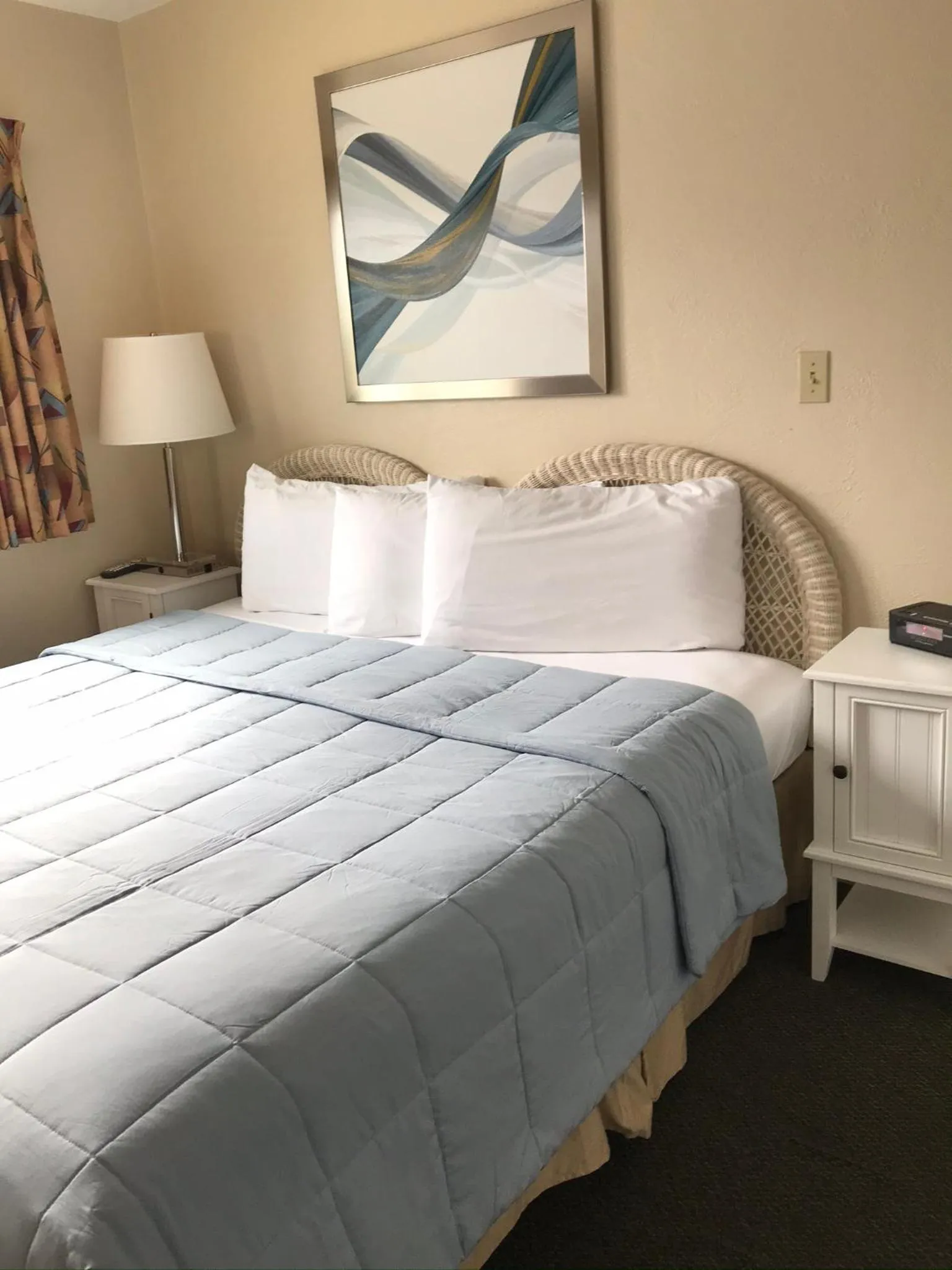 Bed in Carlton House Motel and Suites