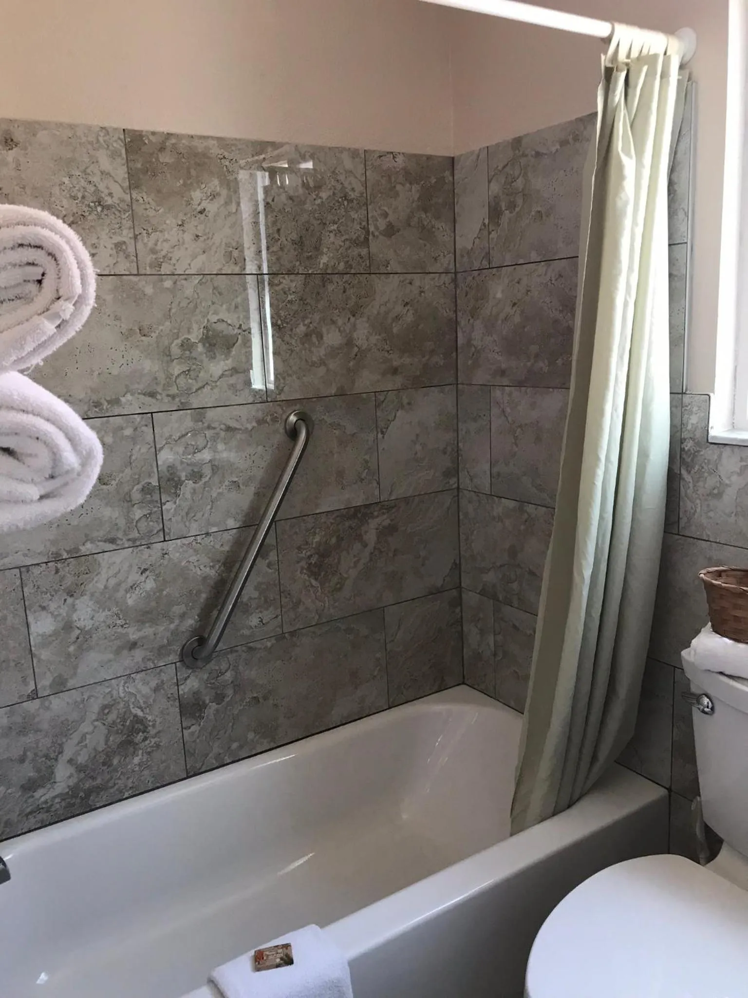 Bathroom in Carlton House Motel and Suites