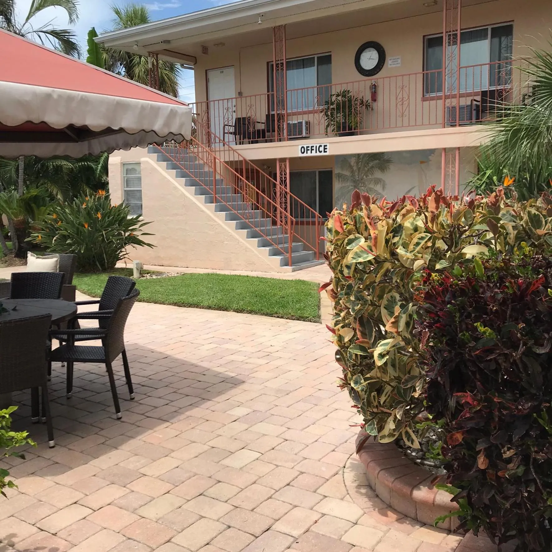 Carlton House Motel and Suites