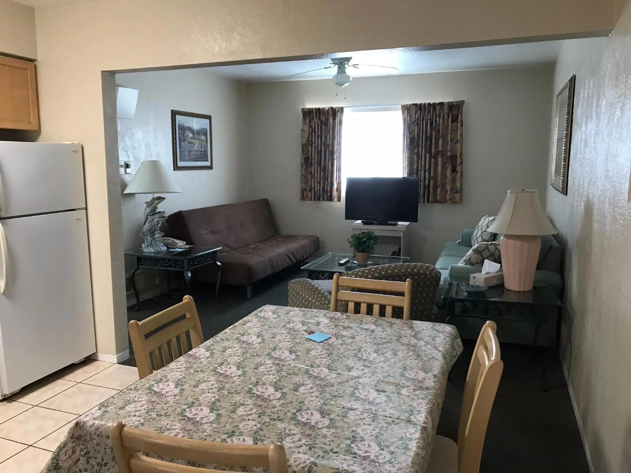 Carlton House Motel and Suites