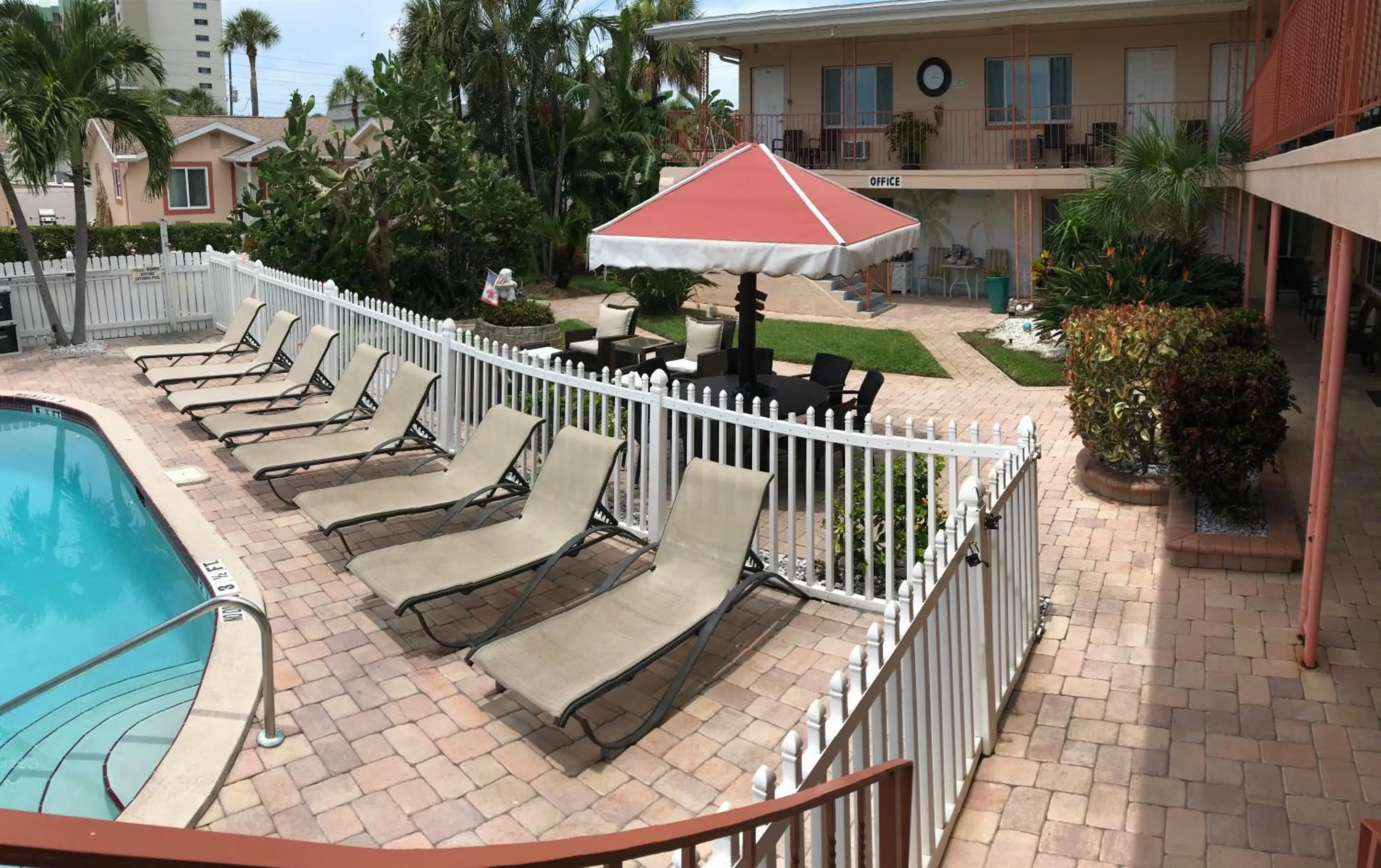 Carlton House Motel and Suites