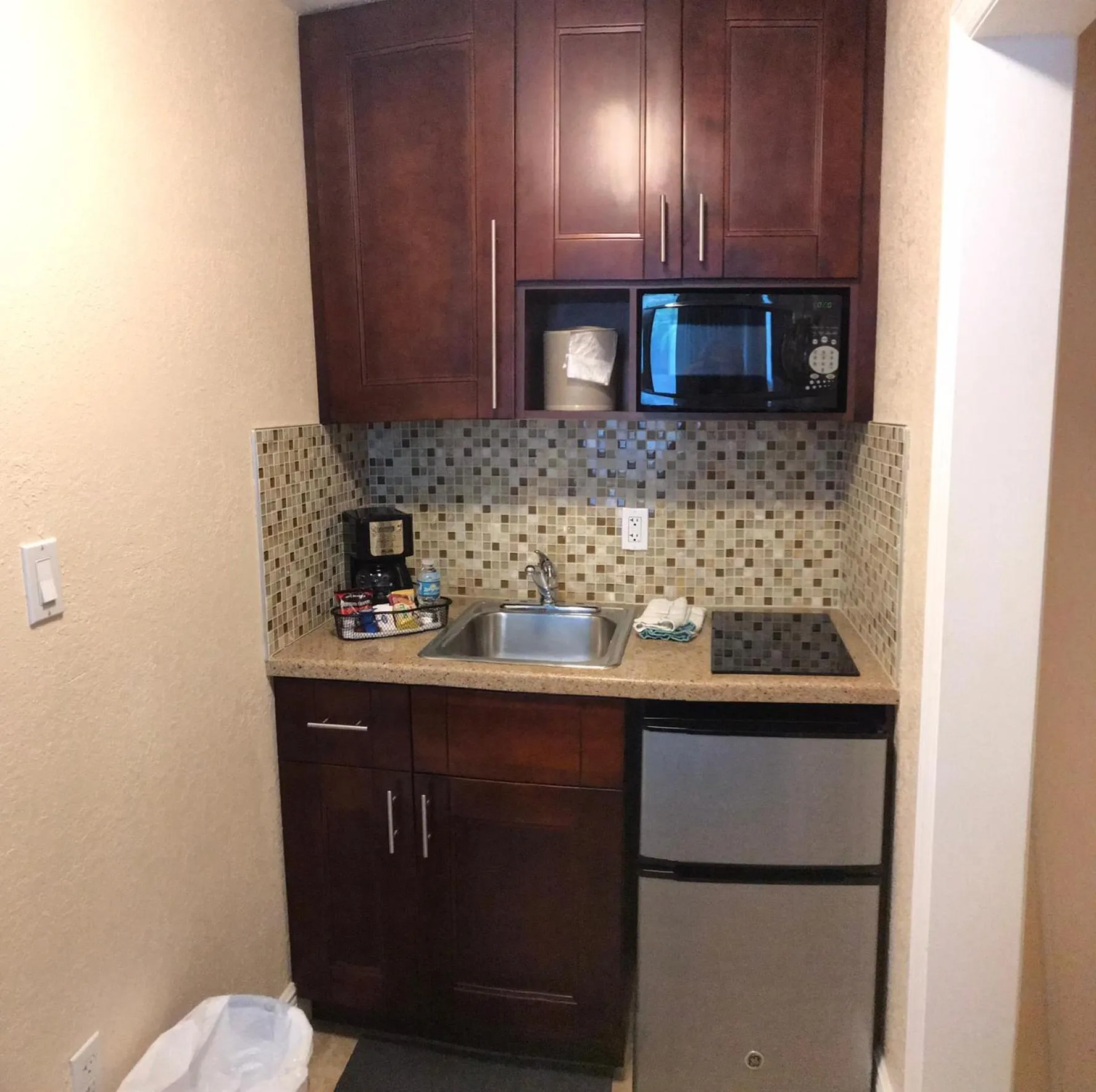 Carlton House Motel and Suites