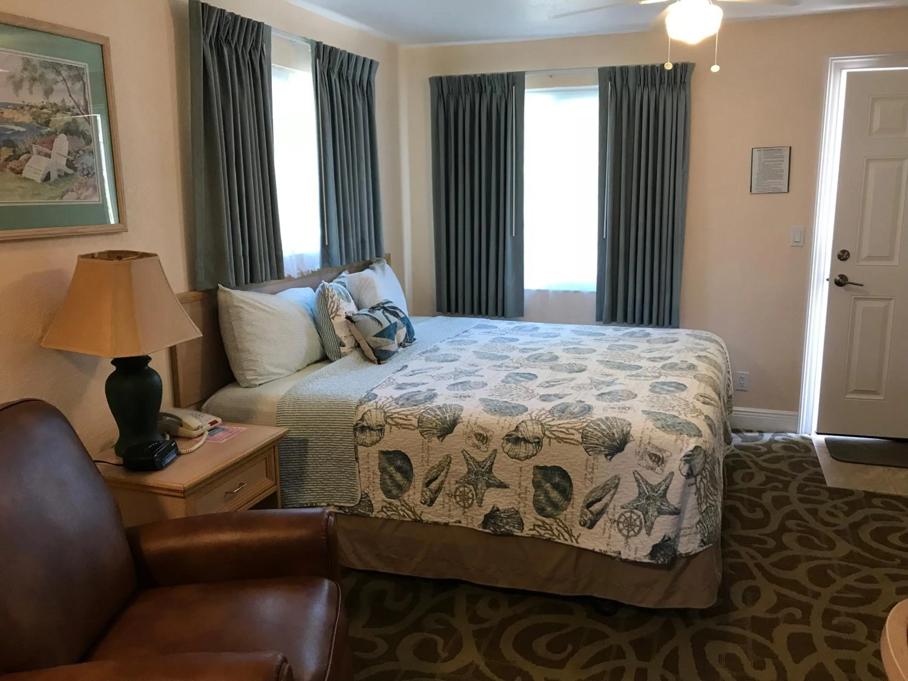 Bed in Carlton House Motel and Suites