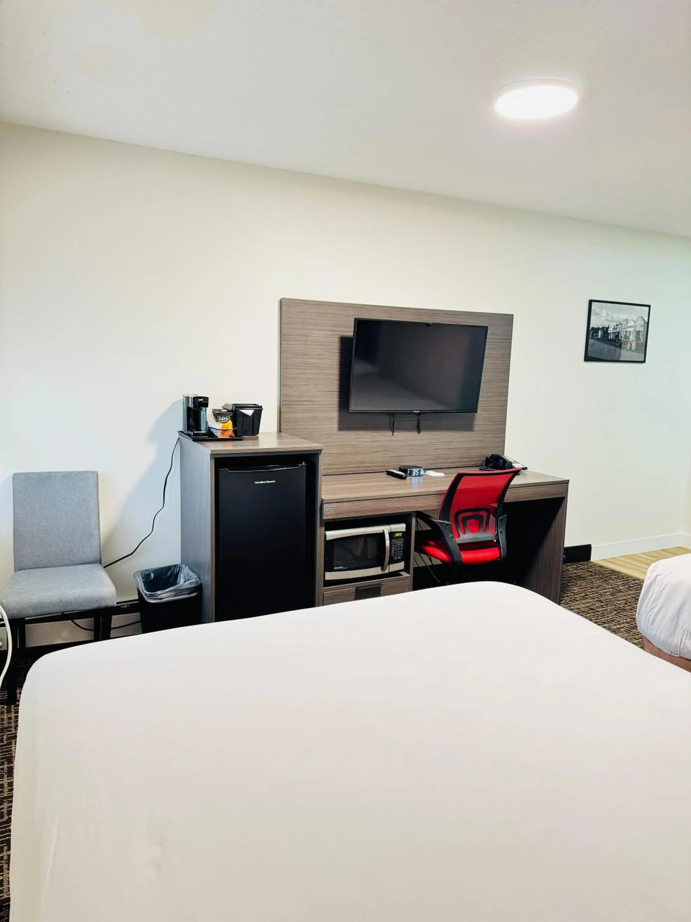 TV and multimedia, Bed in Ramada by Wyndham Dawson Creek