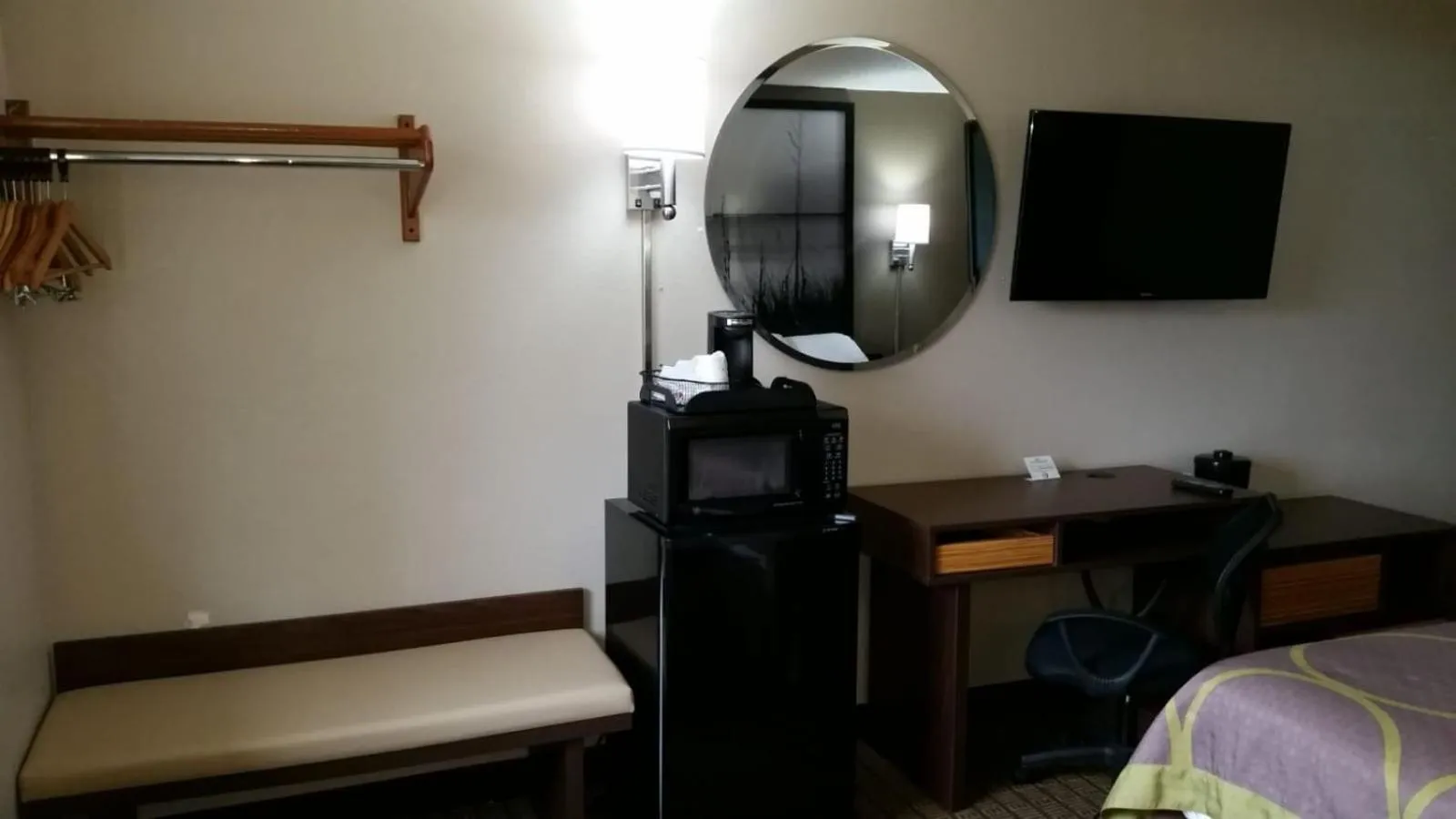 TV and multimedia in Super 8 by Wyndham Greenville