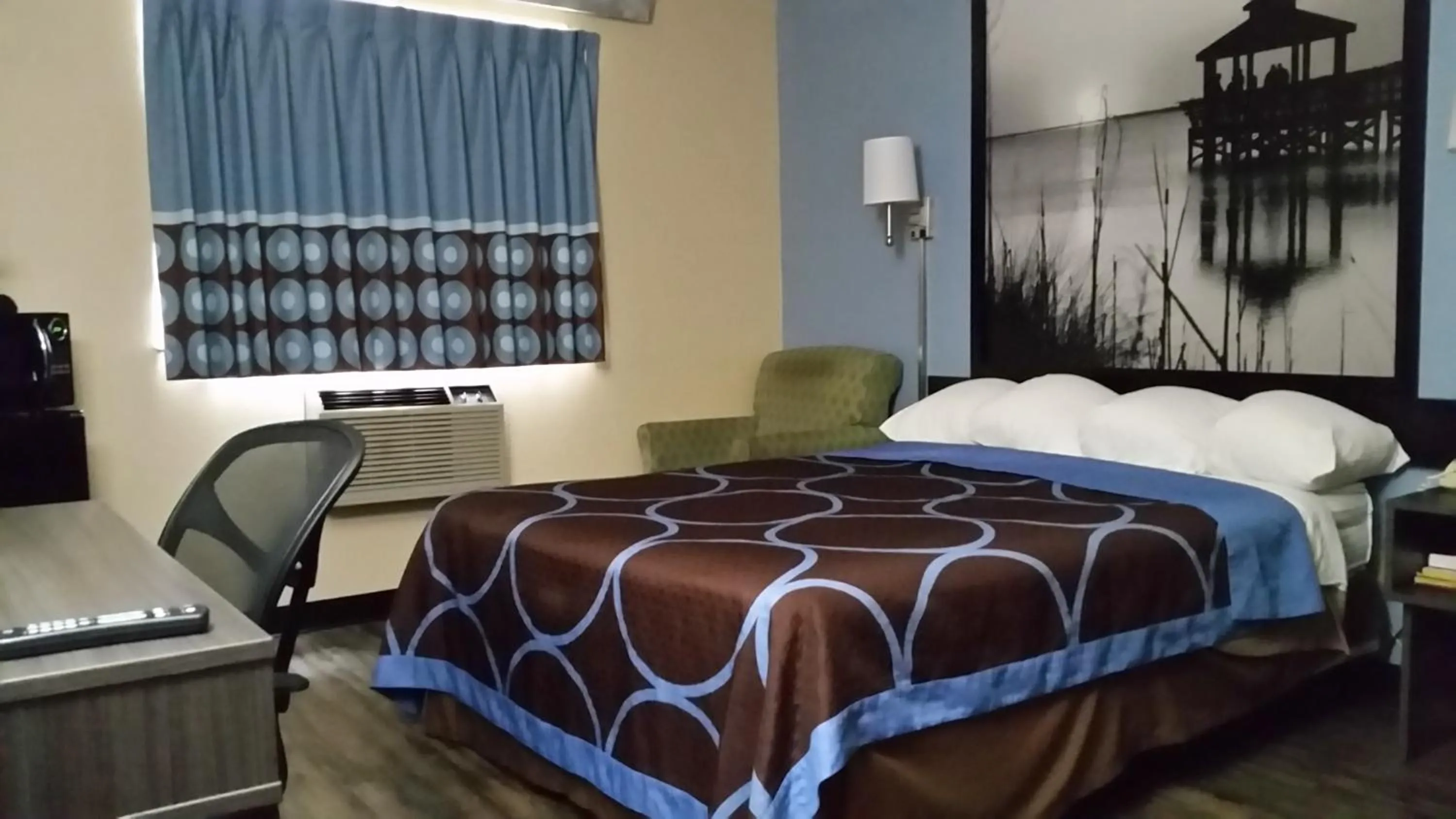 Bedroom, Bed in Super 8 by Wyndham Greenville