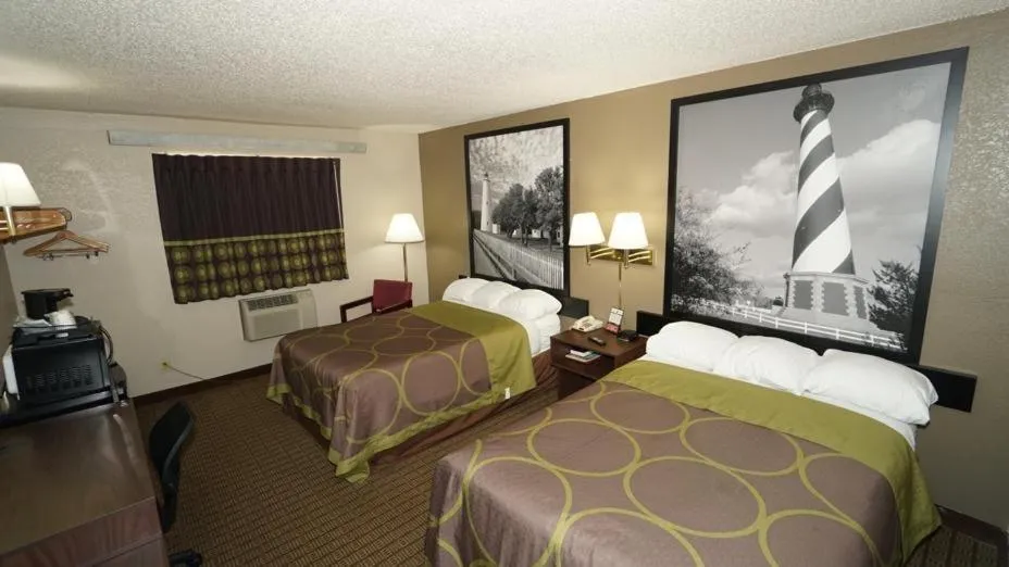 Bedroom, Bed in Super 8 by Wyndham Greenville