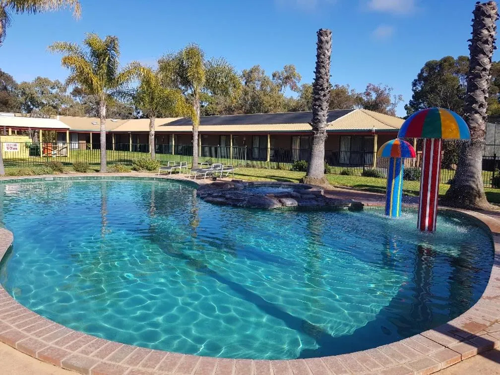 Swimming pool in Barooga Country Inn Motel