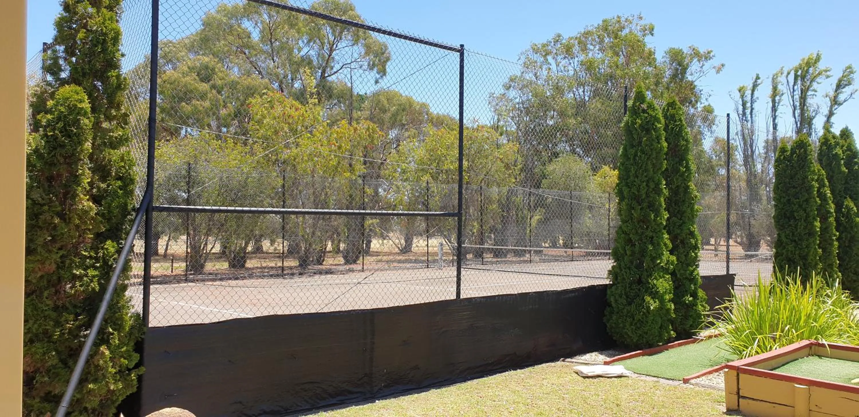 Tennis court in Barooga Country Inn Motel
