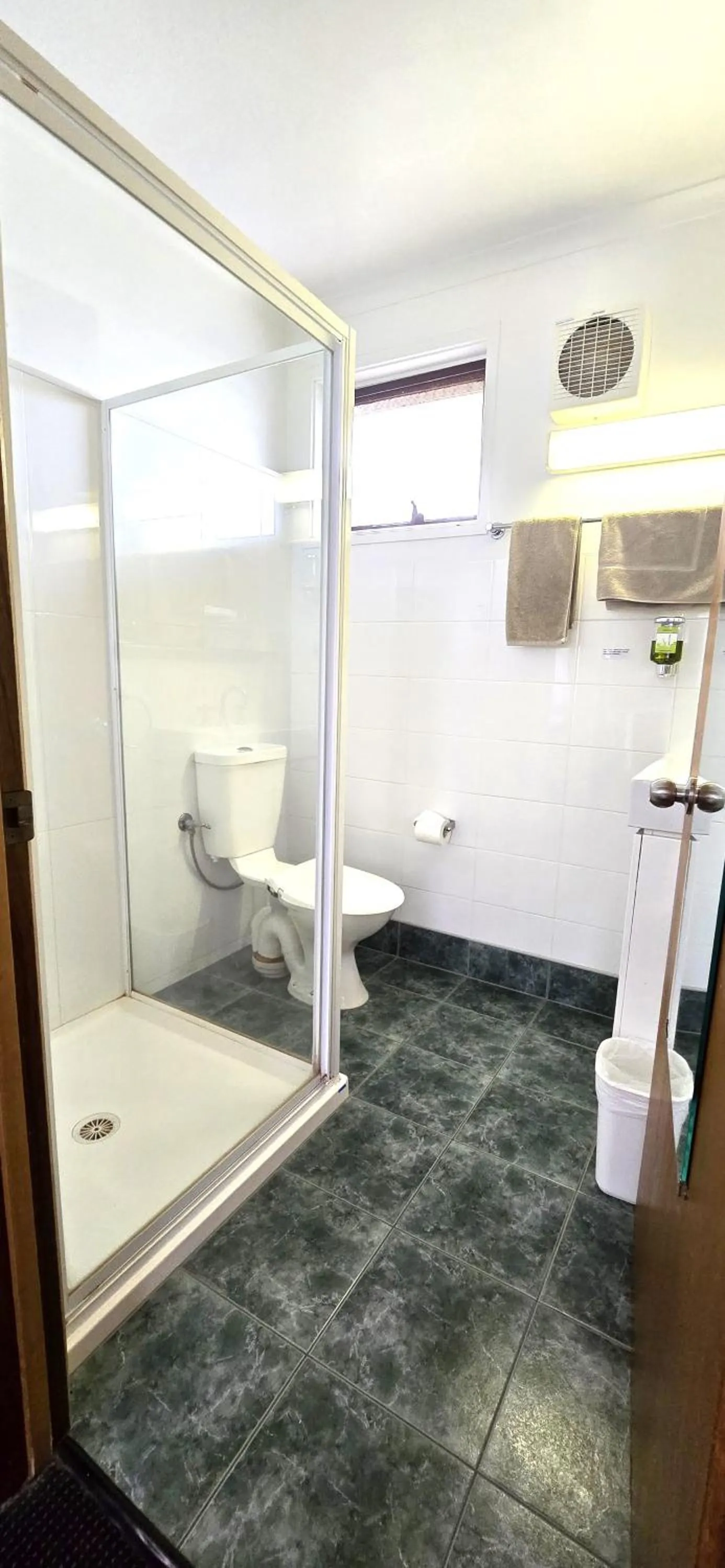 Bathroom in Whalers Rest Motor Inn