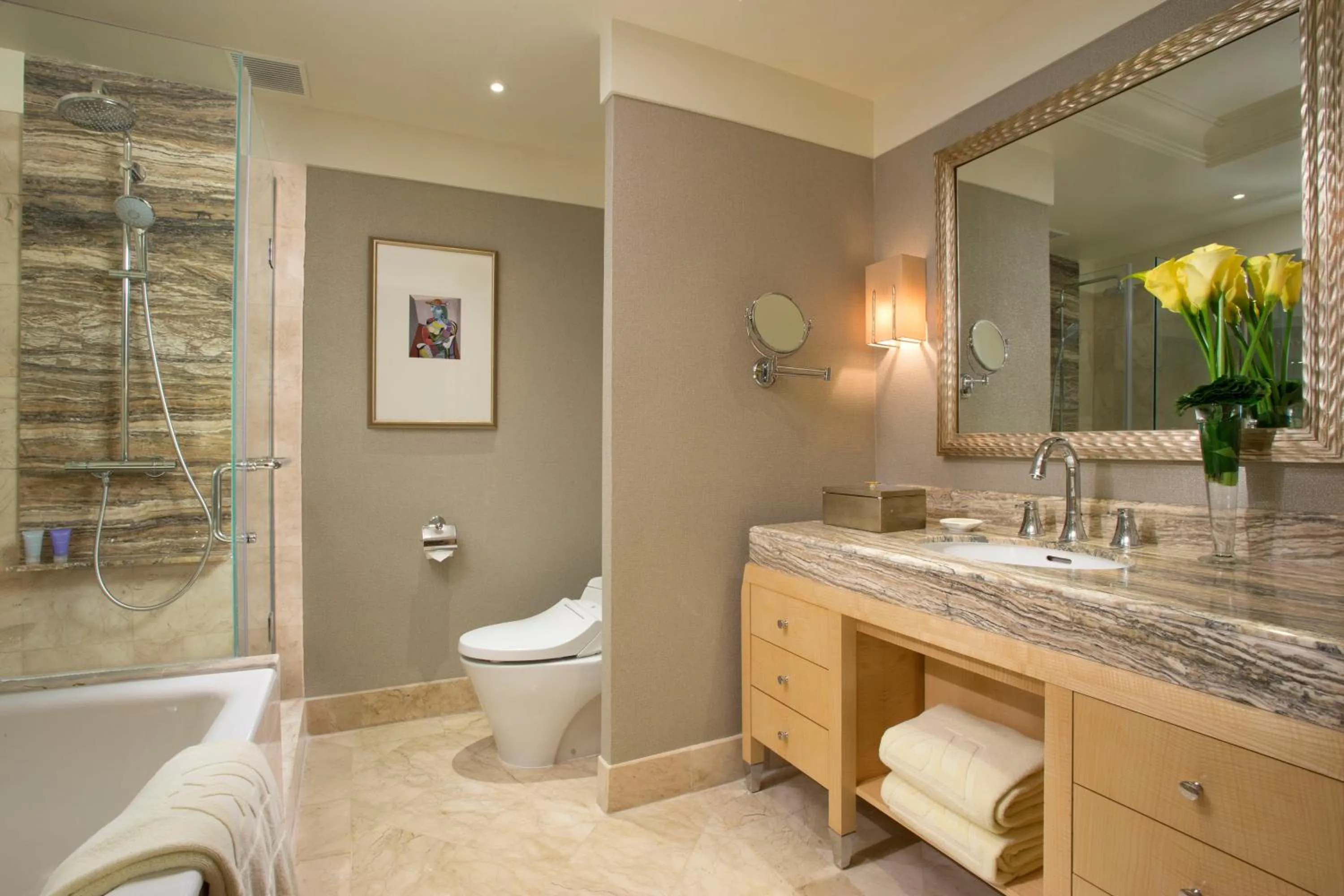 Shower in Hotel Mulia Senayan, Jakarta