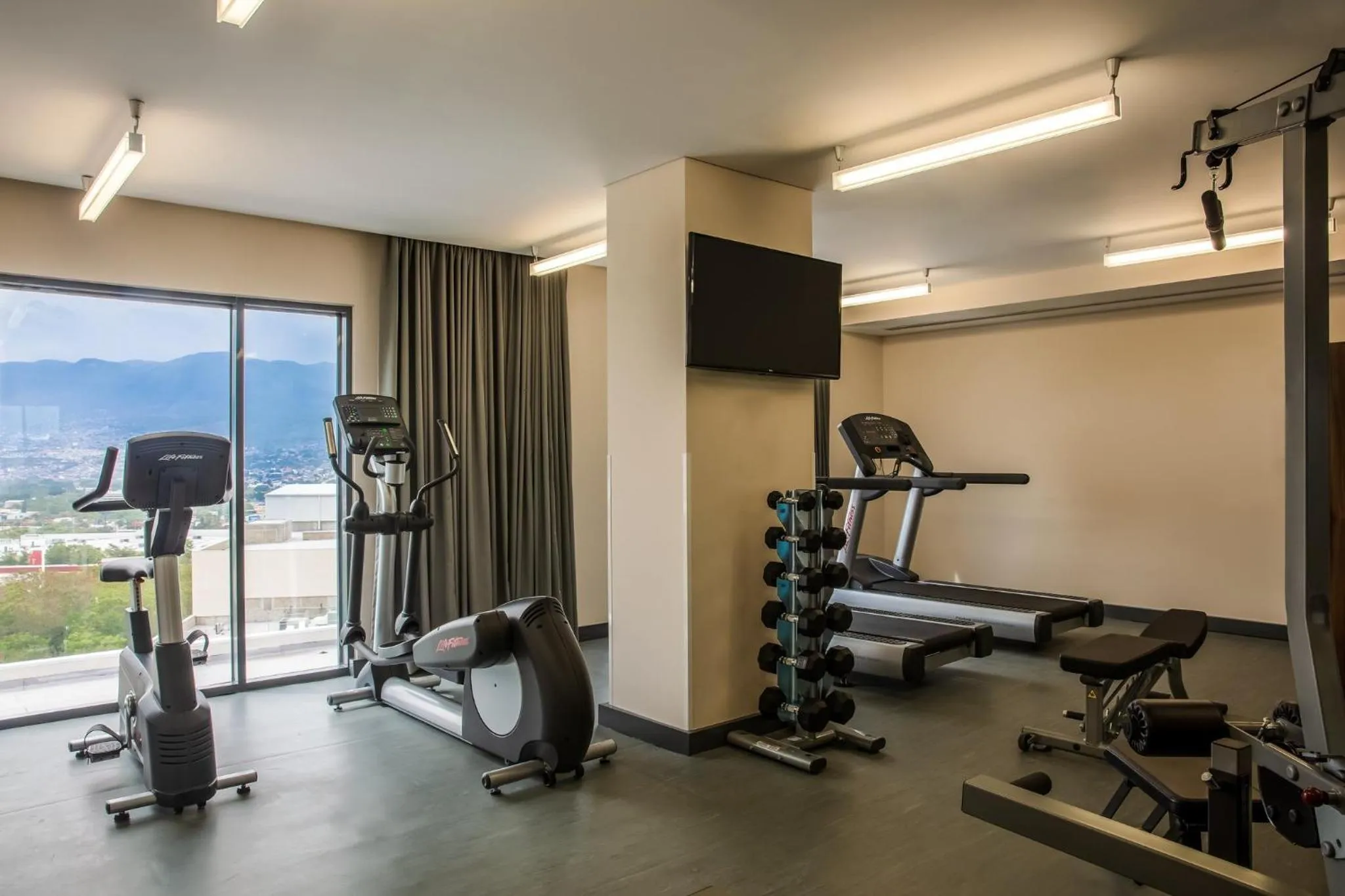 Fitness centre/facilities in Fiesta Inn Tuxtla Fashion Mall