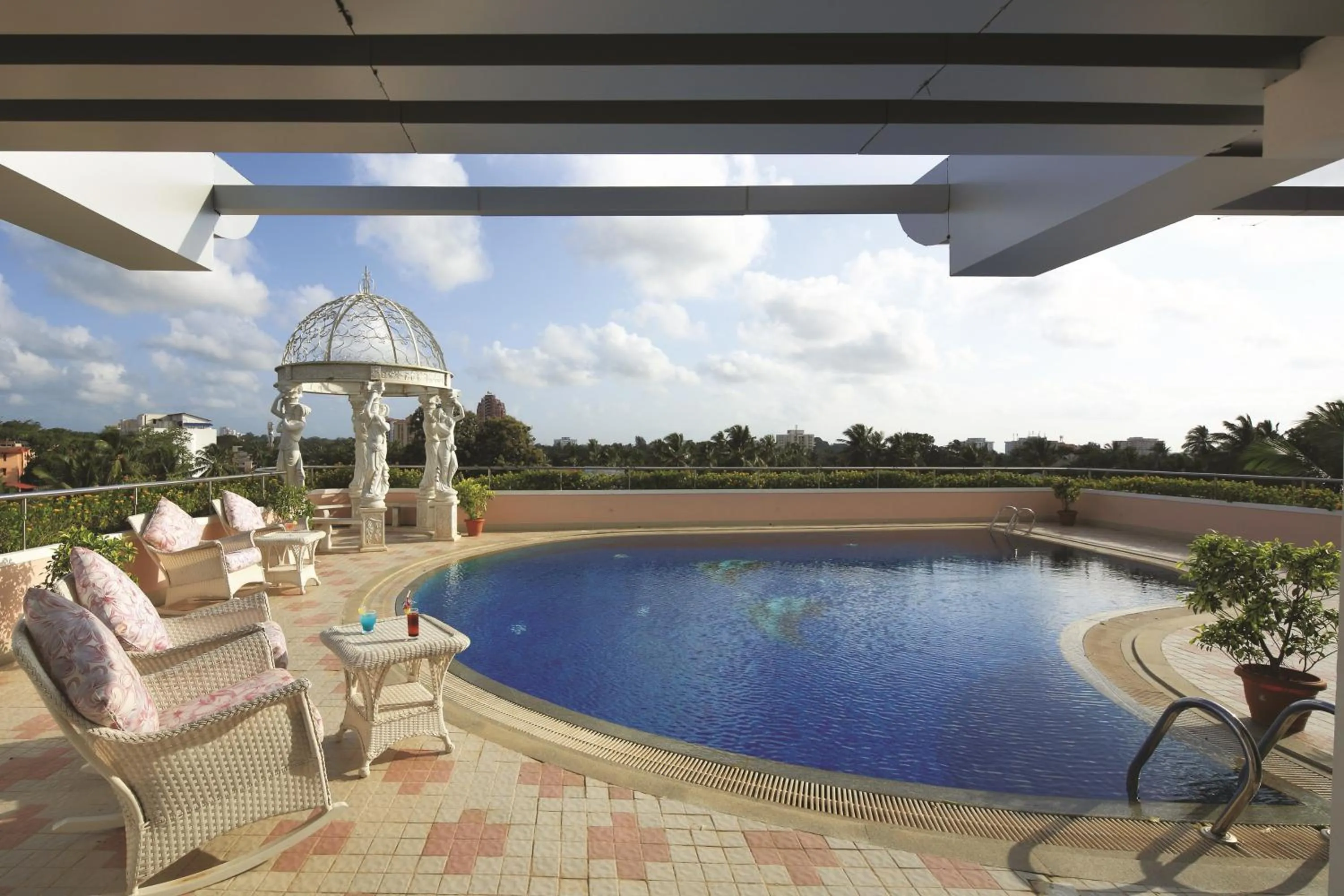 Swimming pool in Windsor Rajadhani Hotel