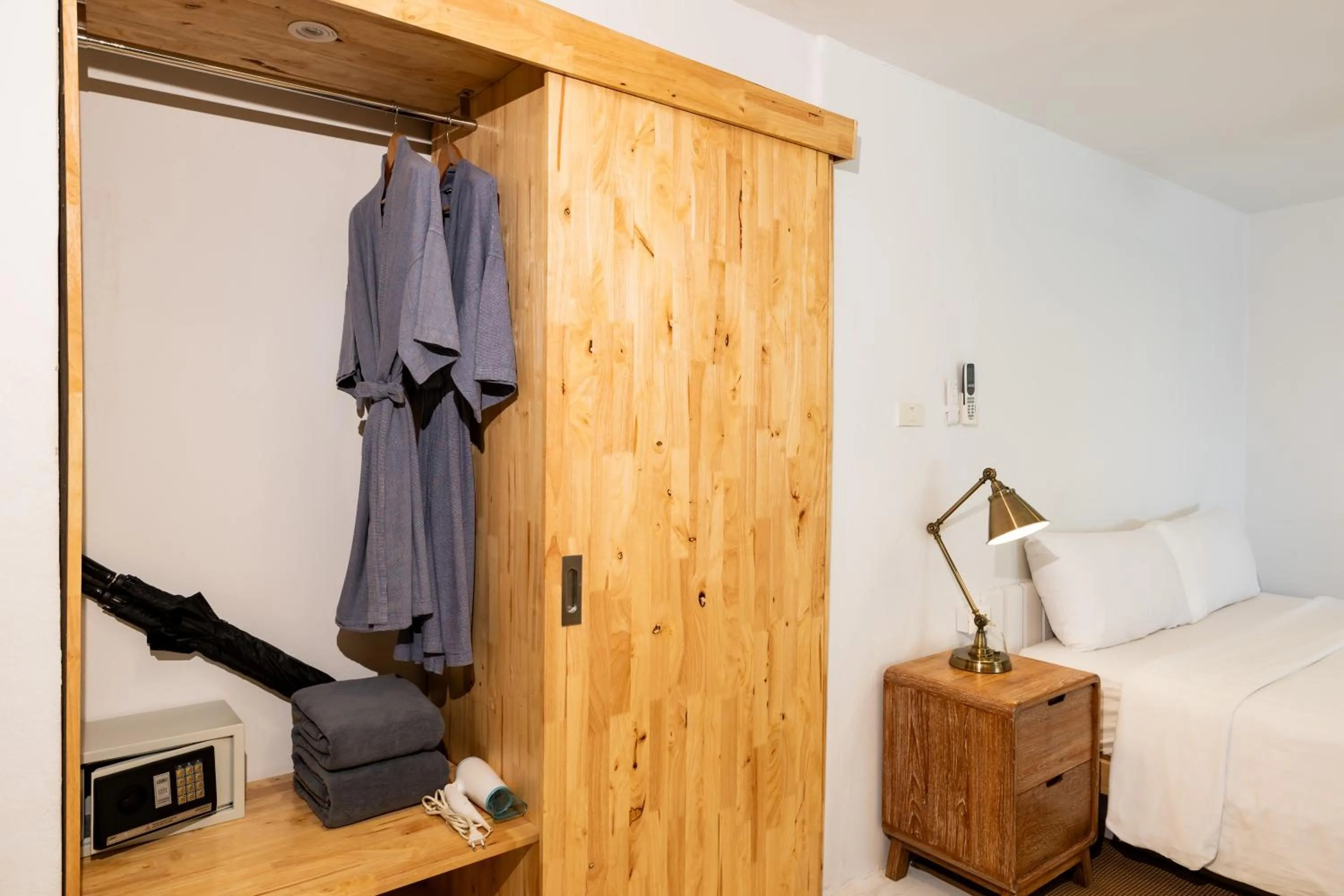 safe, Bed in Malibu Beach Resort