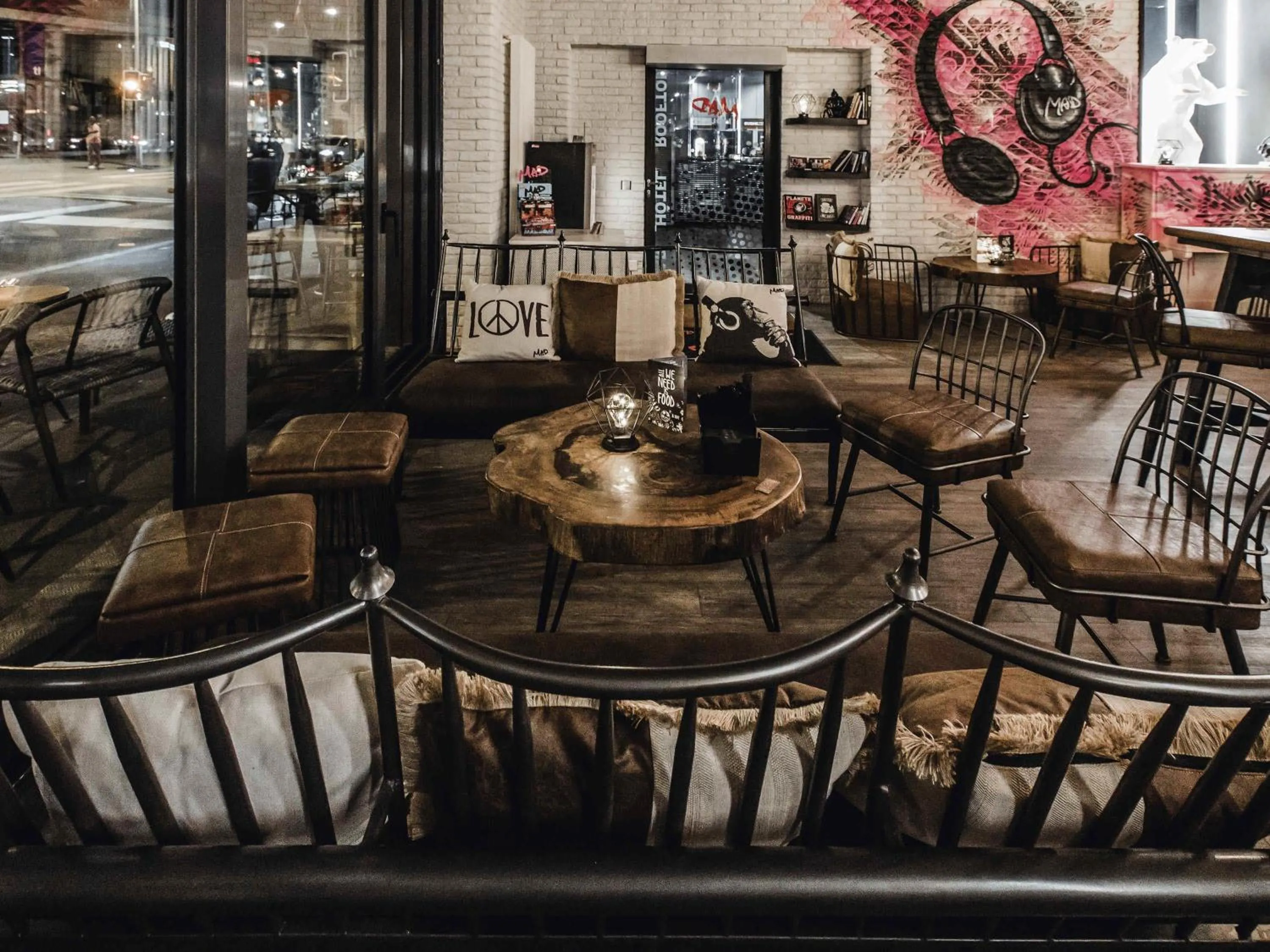 Lounge or bar in ibis Styles Lausanne Center MadHouse