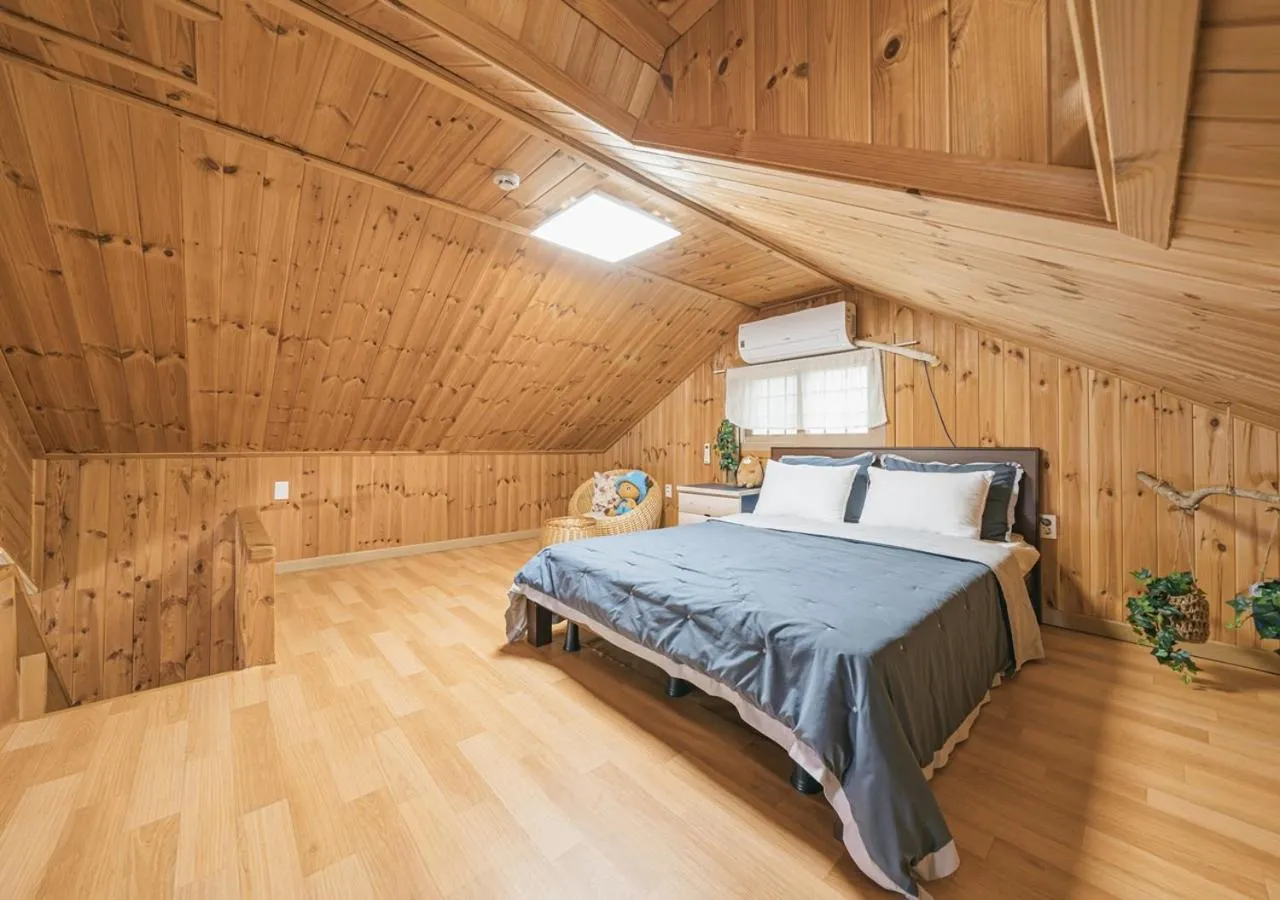 Bed in Jeju Haepoomdal Pension